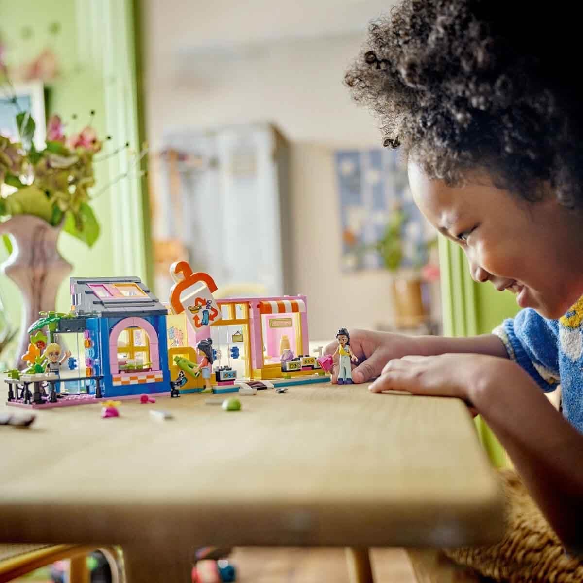 LEGO Friends Sklep z używaną odzieżą, Zabawkowy Sklep do Zbudowania z Ubraniami dla Dziewczynki i Chłopca, z Minilaleczkami i Figurką Kota, Kreatywna Zabawka dla Dziecka, Prezent dla 6-latki, 42614