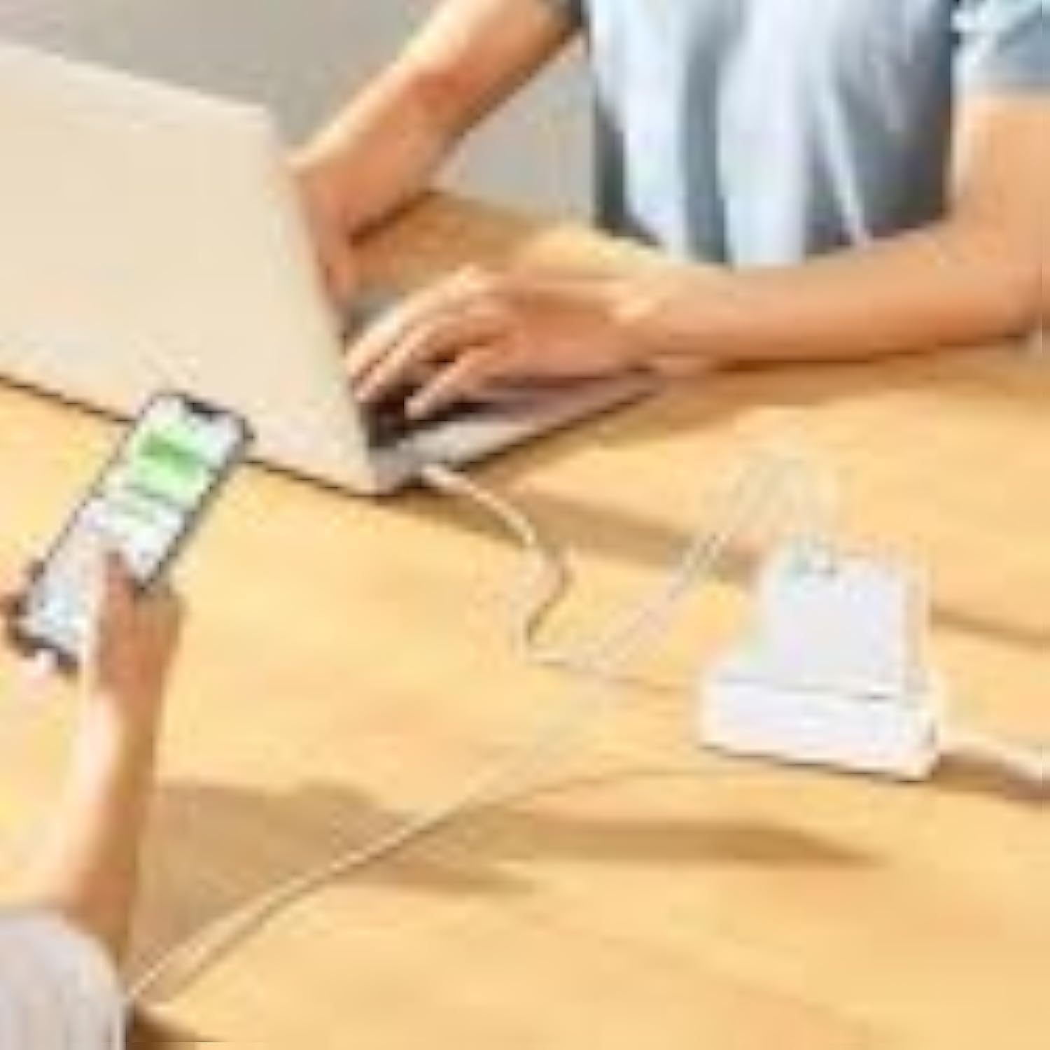 Încărcător rapid de perete Baseus GaN5 Pro 100W în utilizare cu laptop și telefon