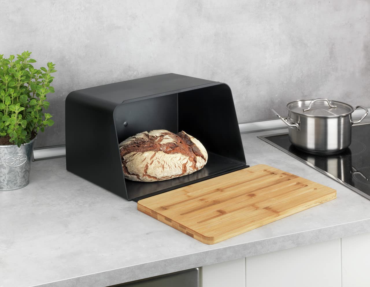 WENKO Brotkasten mit Bambusbrett Mod. Kubo, Brotaufbewahrung mit Deckel & integriertem Schneidebrett aus Bambus, Frischhaltedose, nachhaltig Brot aufbewahren, 35 x 20,5 x 26 cm, Schwarz/Natur
