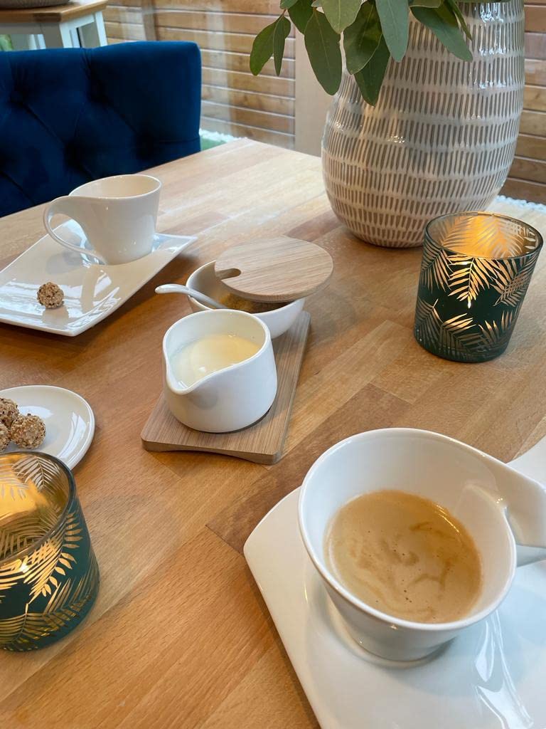 Suikerkom en roomkruikset, koffieserveerset, keramische