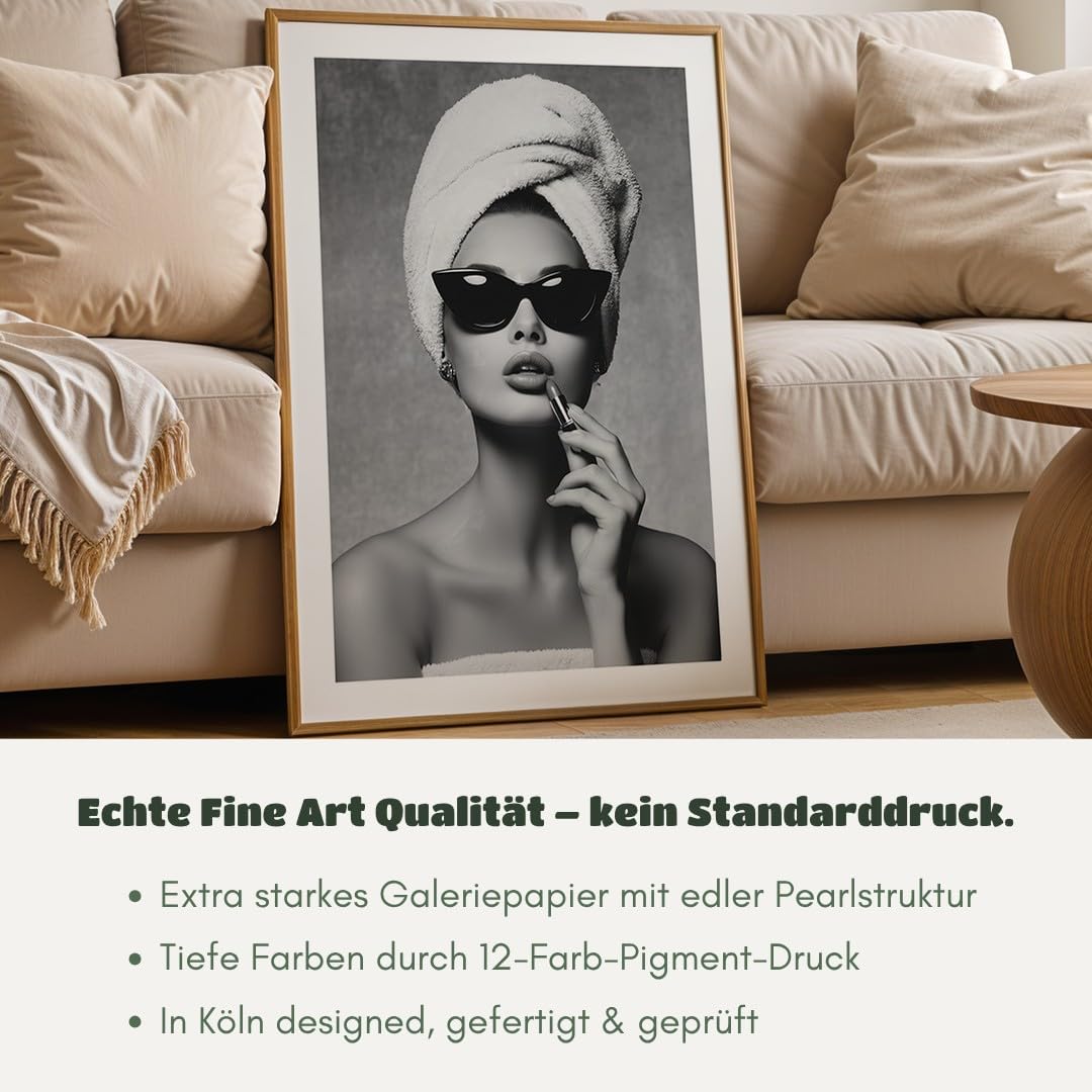 MJ-GRAPHICS® Poster Frau Lipstick Kunstdruck Vintage Schwarz Weiß Stilvolle Wanddeko Eleganz Badezimmer Bilder Glamouröse Deko für Schlafzimmer oder Ankleidezimmer 50x70 mit braunem Rahmen