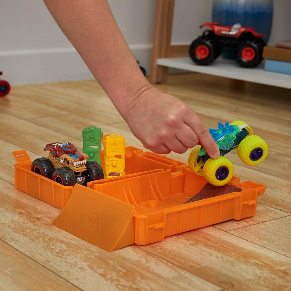Hot Wheels Monster Trucks „Tankuj i jedź” Zabawkowy kanister przekształcający się w zestaw kaskaderski, z pojazdem Motosaurus w skali 1:64 i 2 autkami do „zgniatania”, HXT04