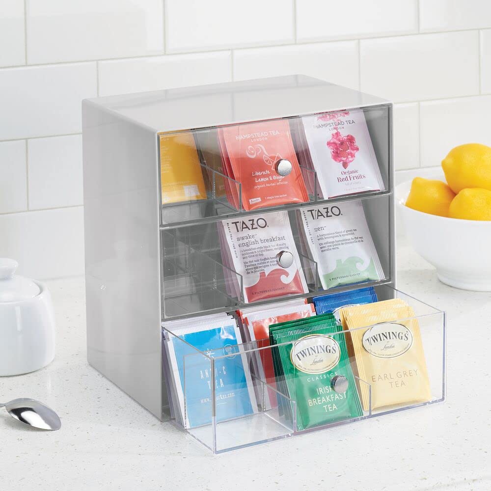 mDesign Caja de almacenamiento para bolsitas de té, cápsulas de café, azúcar y más - Cofre de té de plástico con 27 compartimentos - Organizador de cocina con 3 cajones - Gris claro/transparente