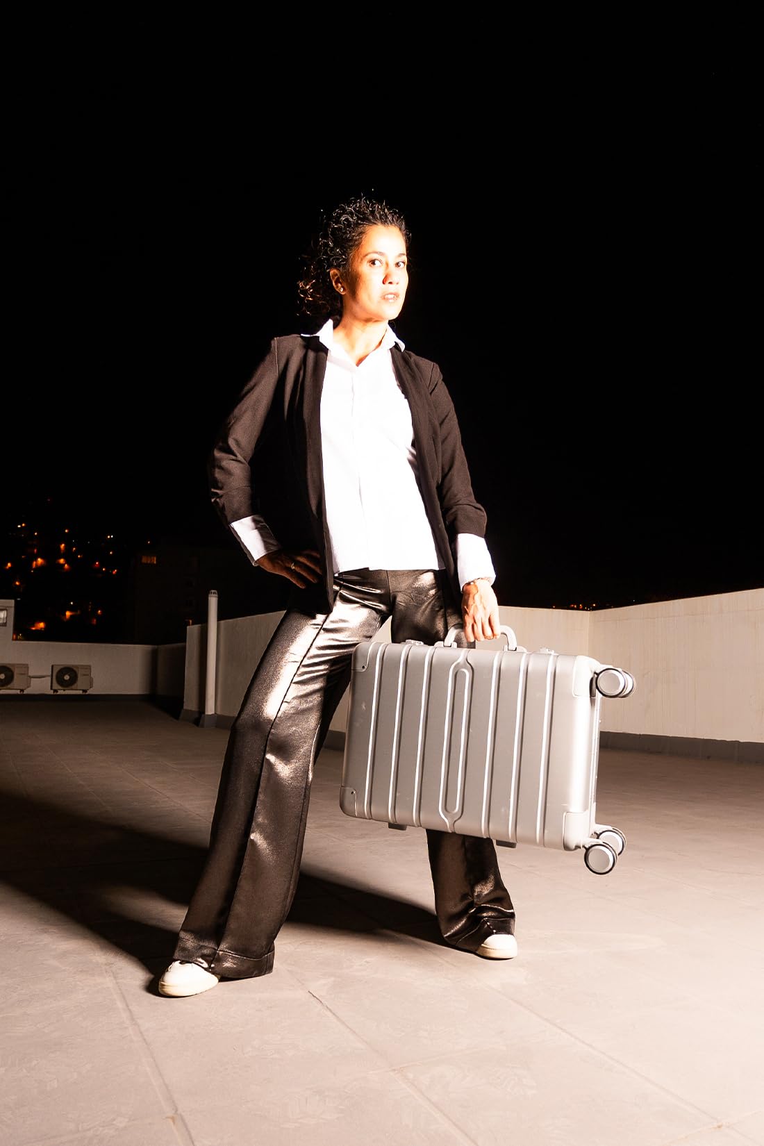 Valigia in Alluminio Bagaglio Cabina Trolley a Mano Rigida 55x35x20 cm SILVER OSAKA con USB e Caricatore | Valigia da cabina in alluminio argento, rigida e moderna; caricatore USB, 4 ruote doppie 360 e chiusura TSA