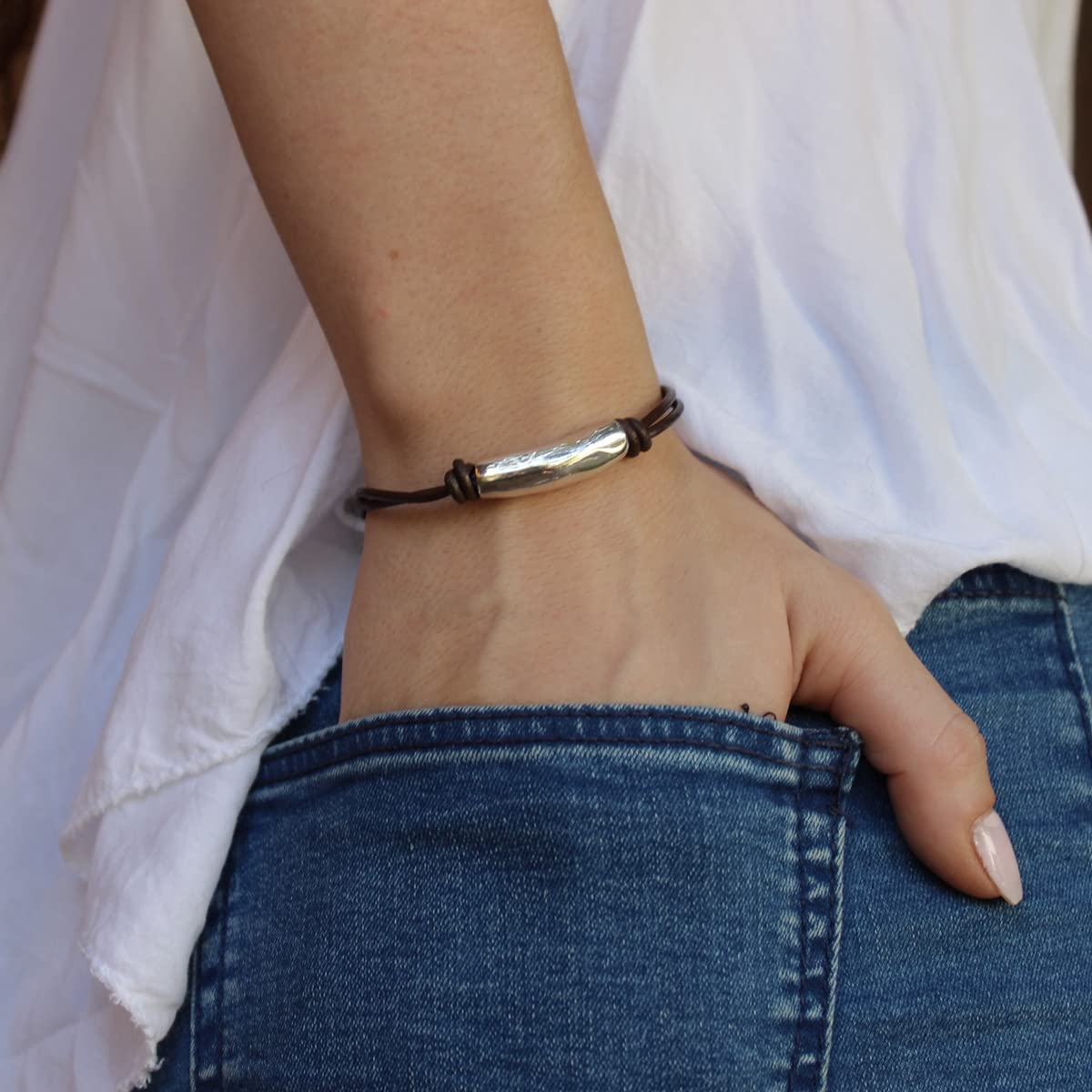 Pulsera de cuero marrón para mujer hecho por Intendenciajewels – Hecho a mano - Pulsera bohemia - Joyas para mujer - Pulsera de cuero y plata - Pulsera ajustable de 16-19,5 cm.