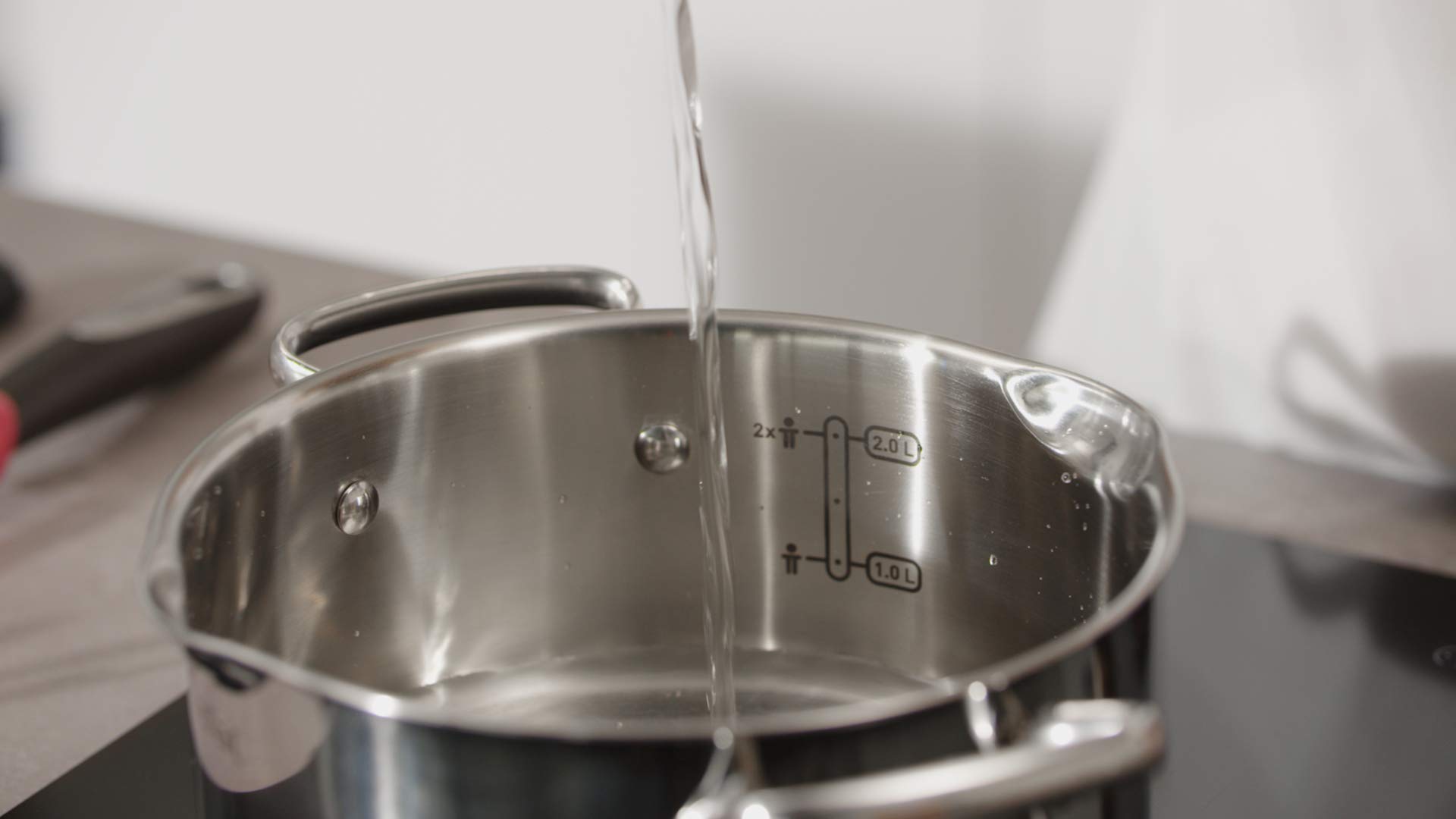 Tefal Duetto + 3 pentole 16/20/24 cm, 1 casseruola 16 cm in Acciaio Inox, 3 coperchi Vetro, segni misurazione, Bordi versatori, Compatibile Tutti i Tipi cucine, Lavabile in lavastoviglie