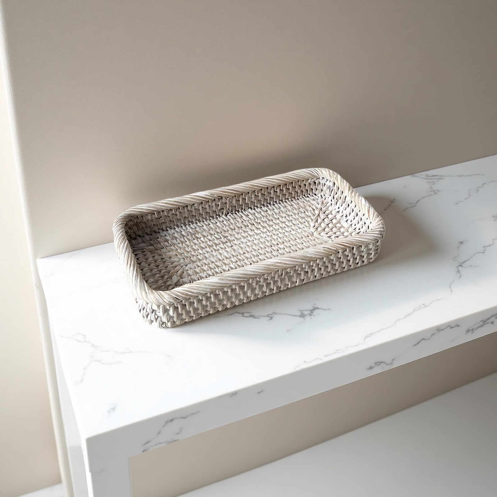 Rattan Aufbewahrungskorb, handgeflochtener Tanktopper Korb mit dickem Rand, kleiner weißer Handtuchkorb, 25 x 13 x 4,5 cm, vielseitiger dekorativer Boho Korb für Bad und Wohnbereich