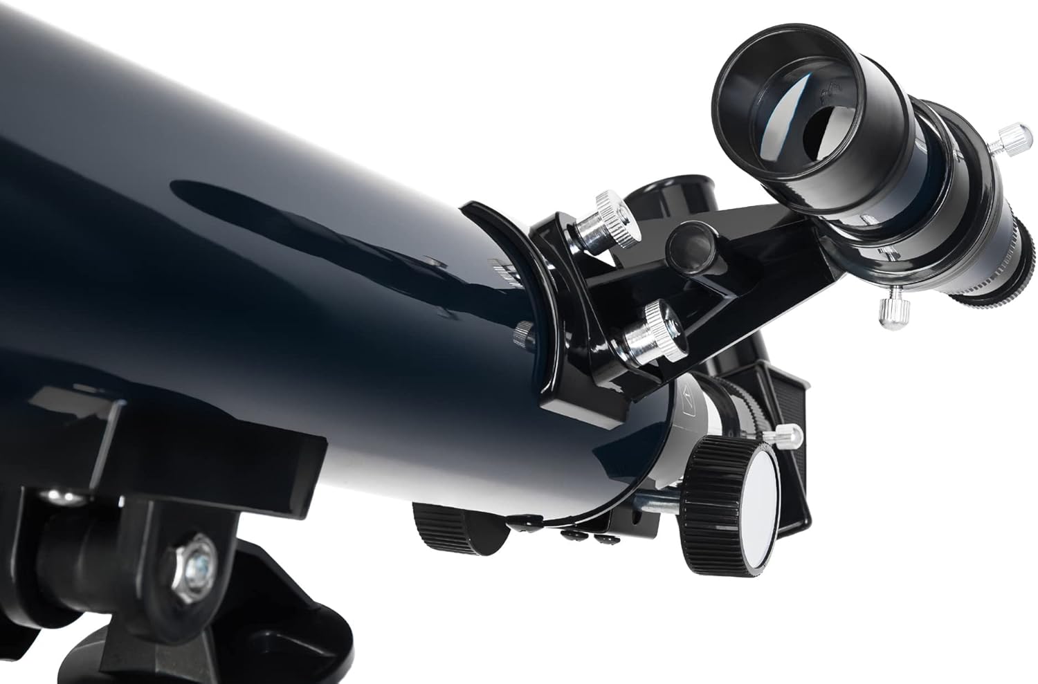 Detailní záběr view of the focuser, eyepiece, and diagonal mirror assembly on the Discovery Spark 506 AZ Telescope.