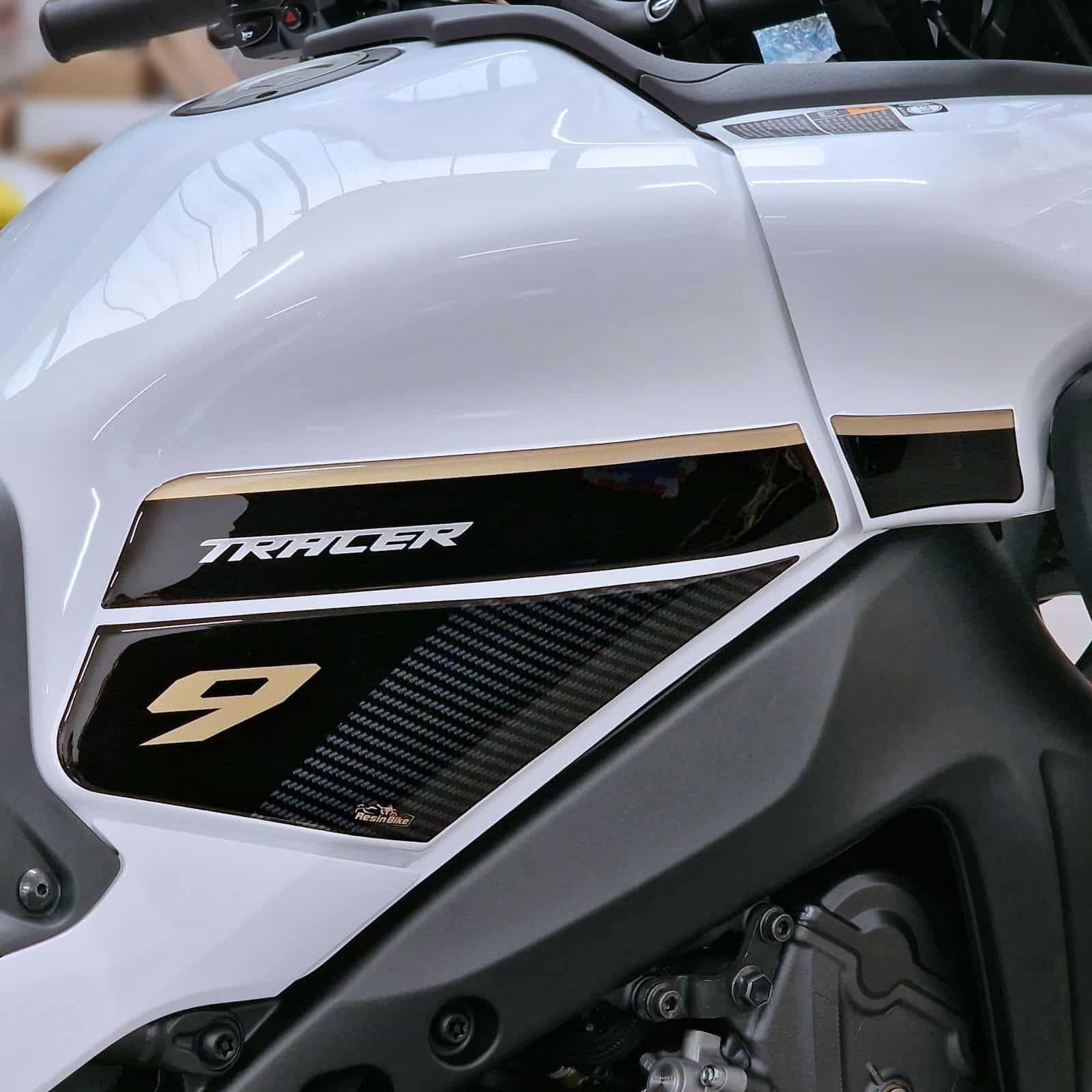 Resin Bike Aufkleber Motorrad Kompatibel Mit Yamaha Tracer 9 2021-2026. Schutz Seitenlichter Tank Motorrad. Aufkleber 3D mit Harz Beschichtet Gold für Midnight Black 2023