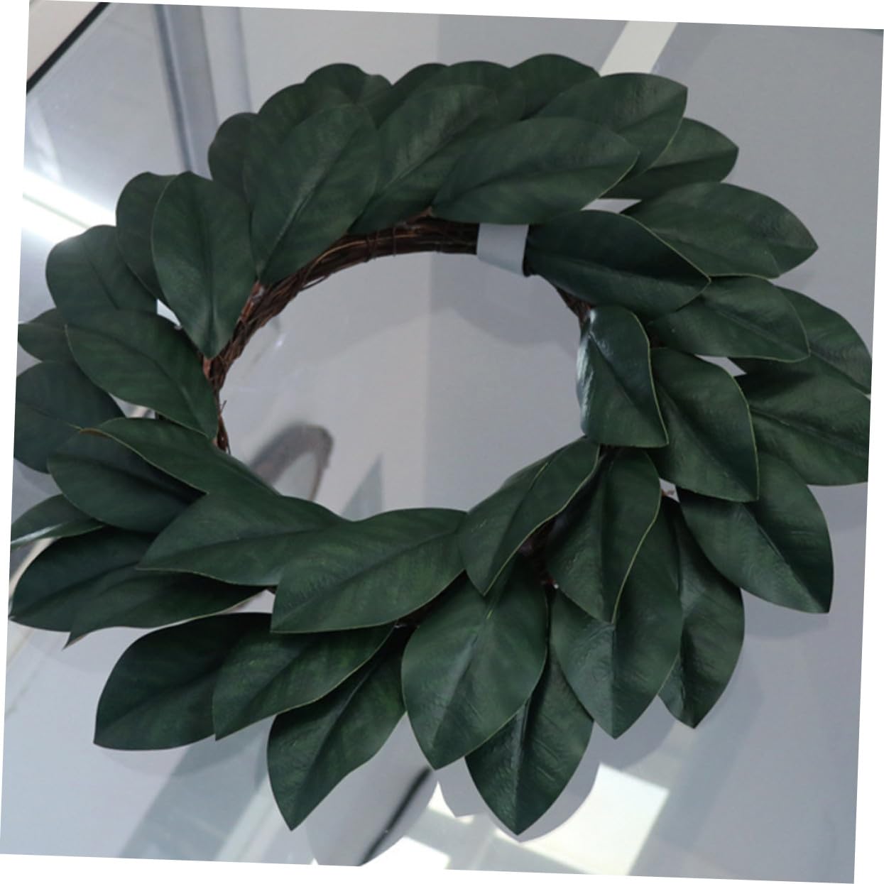 Künstlicher Rattan Magnolienkranz aus Kunststoff und Haustür | Wanddeko, Lebensnah und Handgefertigt, mit Lebendigen Pflanzen und Festlicher Stimmung