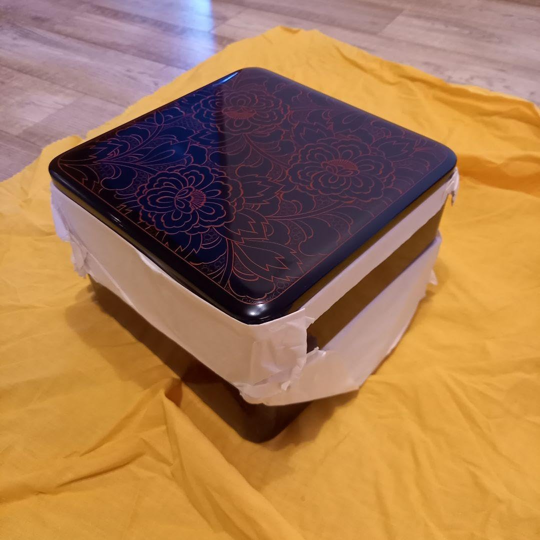 【送料込み】輪島塗　二段重　重箱　牡丹唐草沈朱 Amazon.co.jp: 輪島塗 二段重 重箱 牡丹唐草沈朱 : ホーム＆キッチン