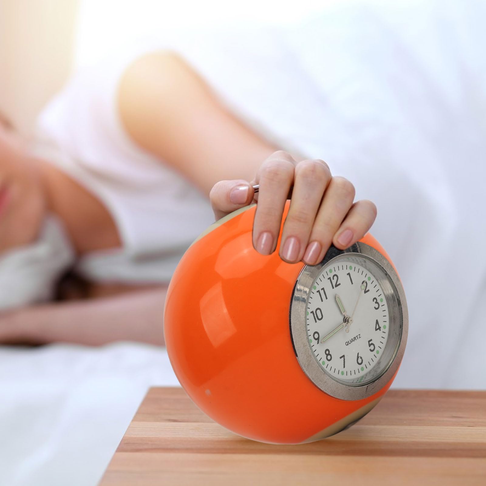 Orologio A Forma Di Palla Retroriata Accanto A Un Suguo In Vaso In Una Camera Da Letto Mattutina Verde D Acqua E Pianta Pentola Ufficio 273045016