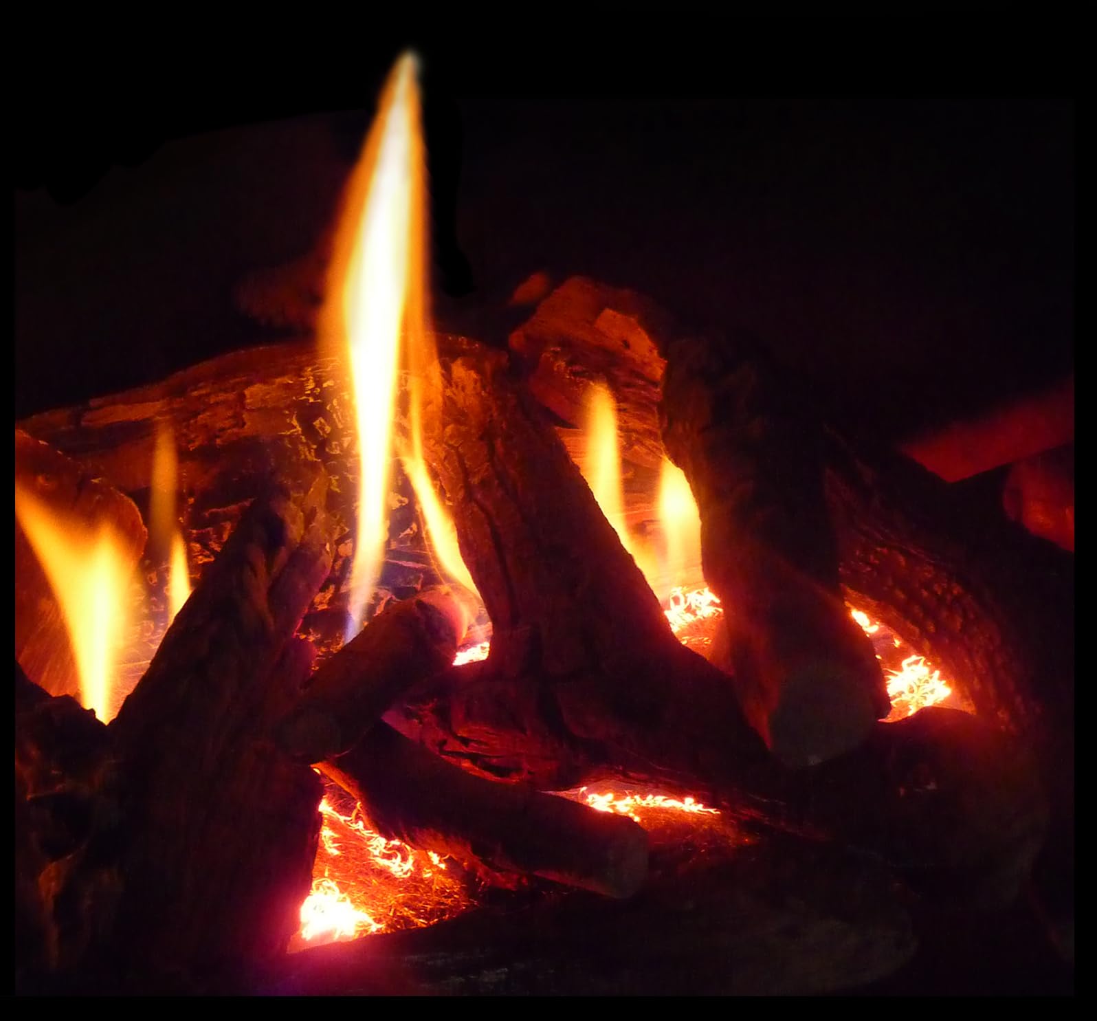Briglie incandescenti tremolanti per fuochi a gas. Utilizzato dalle principali marche europee di incendi a gas tra cui Gazco, BFM, DRU e NU Flame. La brace metallica incandescente brevettata
