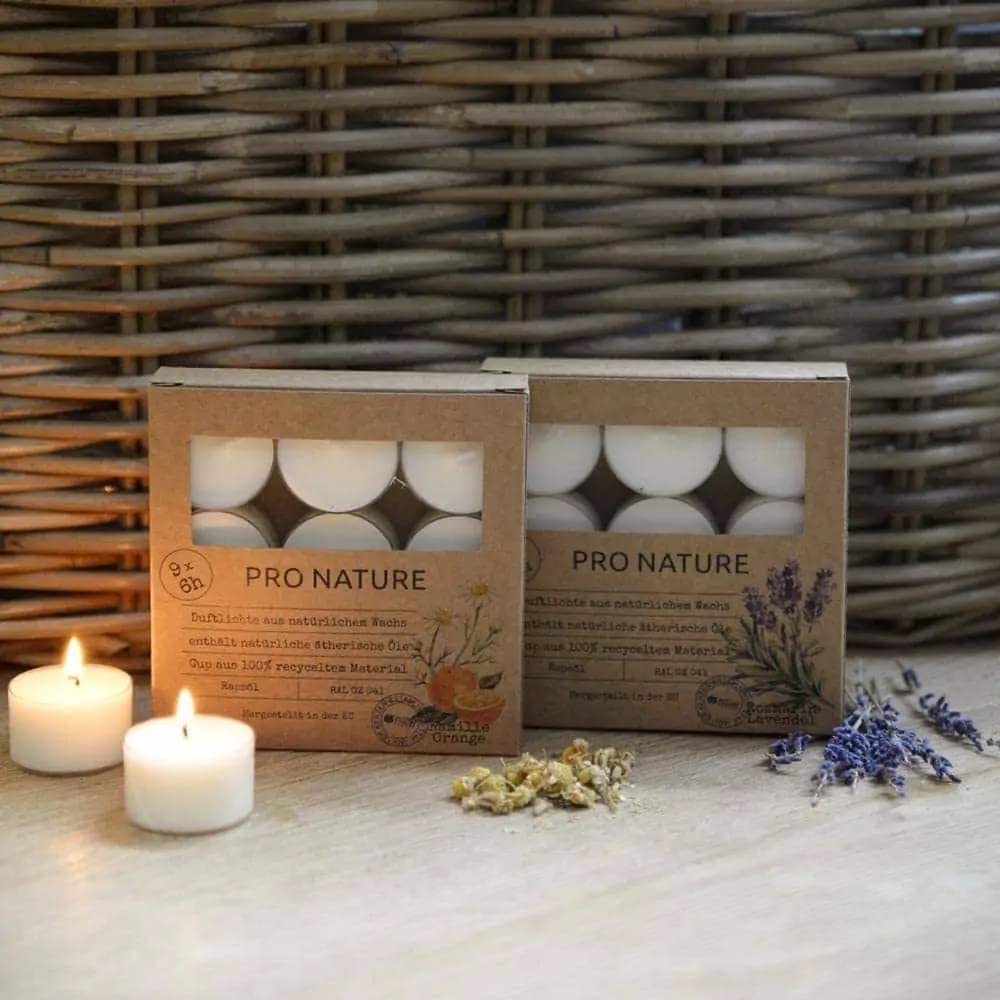 Müller Kerzen Pro Nature - Velas aromáticas con aceite de colza, manzanilla y naranja, 9 unidades, 6 horas de combustión, velas de té de cera natural, aceites esenciales, funda 100% material reciclado
