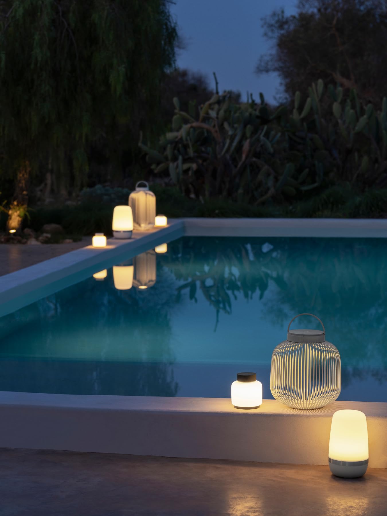 blomus LED Laterne LITO | Mobile Akku Outdoor Leuchte aus hochwertigem Eisen | Farbe Silk Gray | Größe L | 31L x 31B x 49H cm | 3 Lichtfarben | Dimmbar per Touch | Spritzwassergeschützt IP54