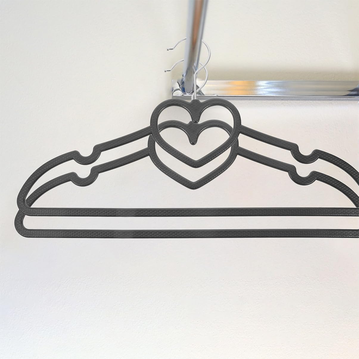 Grucce a Cuore Nere Antiscivolo 20 Pezzi in Plastica | Formato 40x23x0, 6cm, Set Riutilizzabile, Design Salvaspazio per Guardaroba