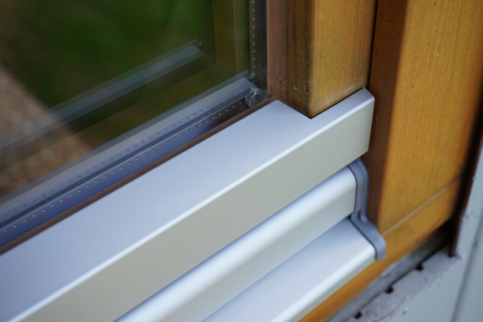 Flügelabdeckprofil L - Wetterschenkel für Holzfenster - Holz Alu Nachrüstset (Dunkelbronze G216, 120 cm)