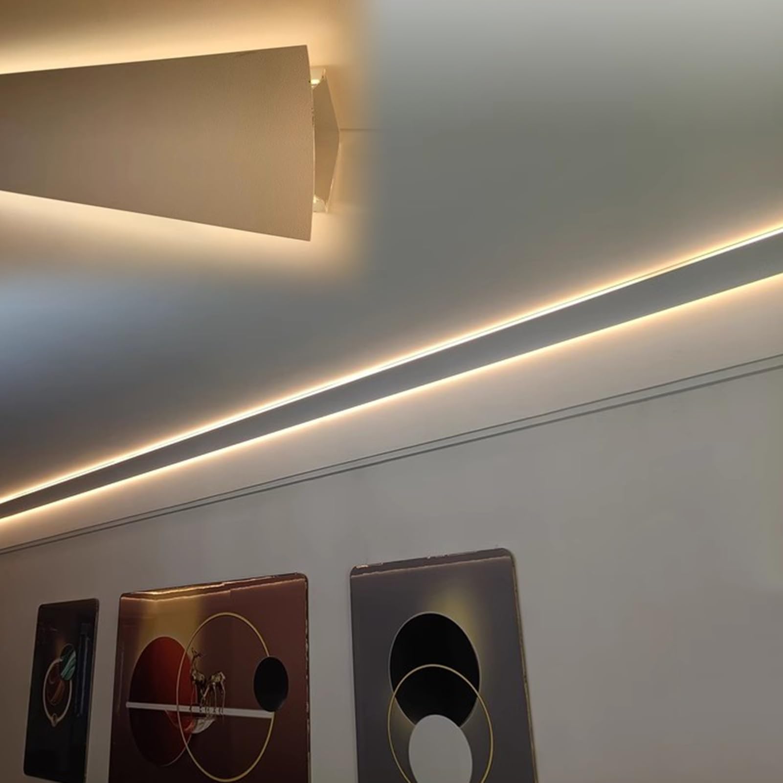 Aluminiowy kanał LED do montażu powierzchniowego w listwie przypodłogowej