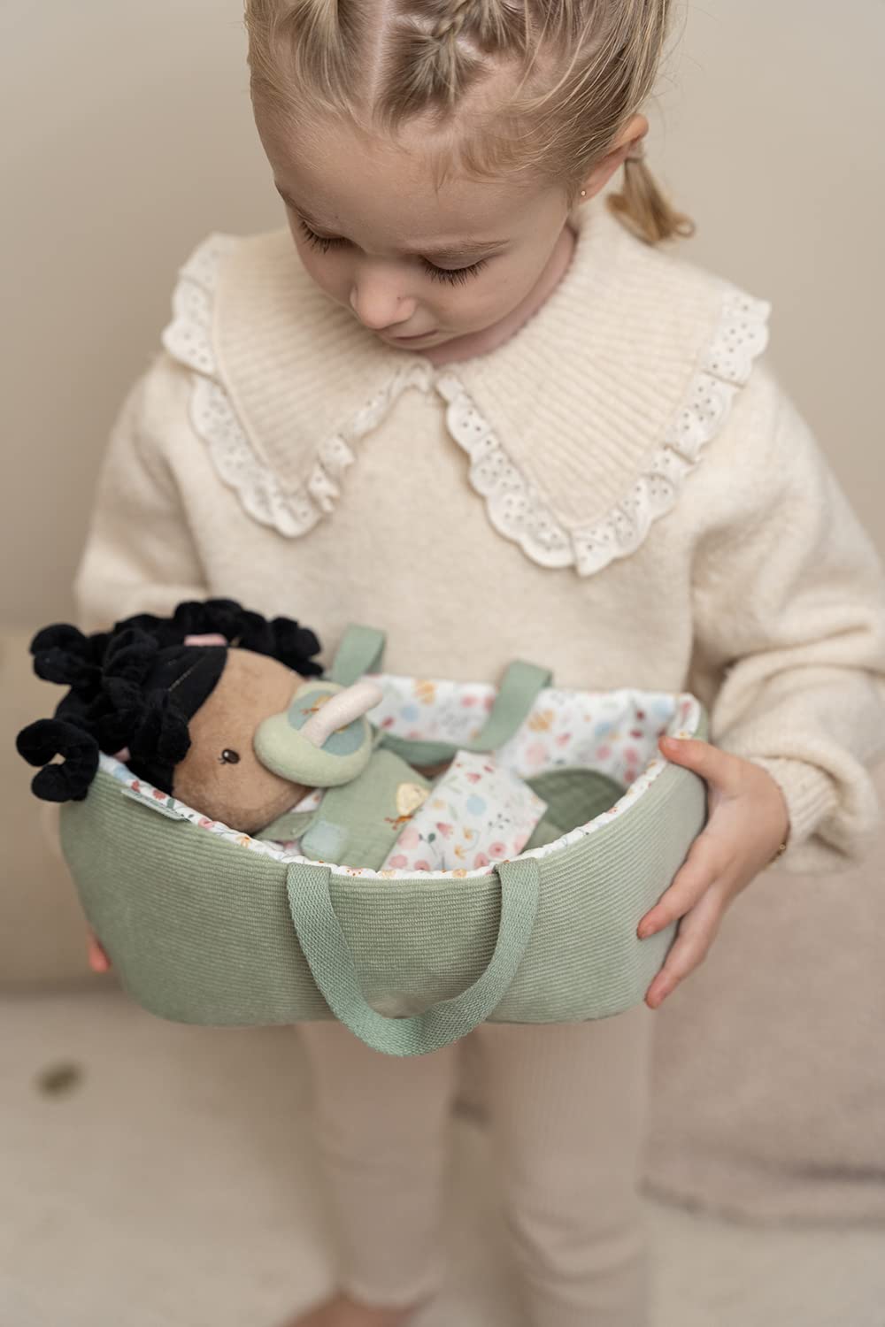 Little Dutch Stoffpuppe Babypuppe im Tragekorb mit magnetischem Schnuller und Trinkflasche und viel Zubehör Evi grün - Flowers & Butterflies