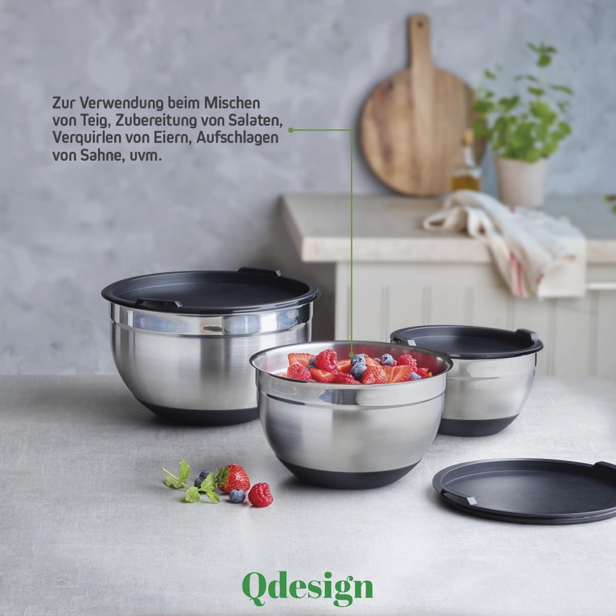 Qdesign - Set aus 3 Rührschüsseln aus Edelstahl mit Kunststoffdeckeln - 16 & 20 & 24 cm - Rührstäbchen Rutschfester Silikonboden - Stapelbar - Silberfarben