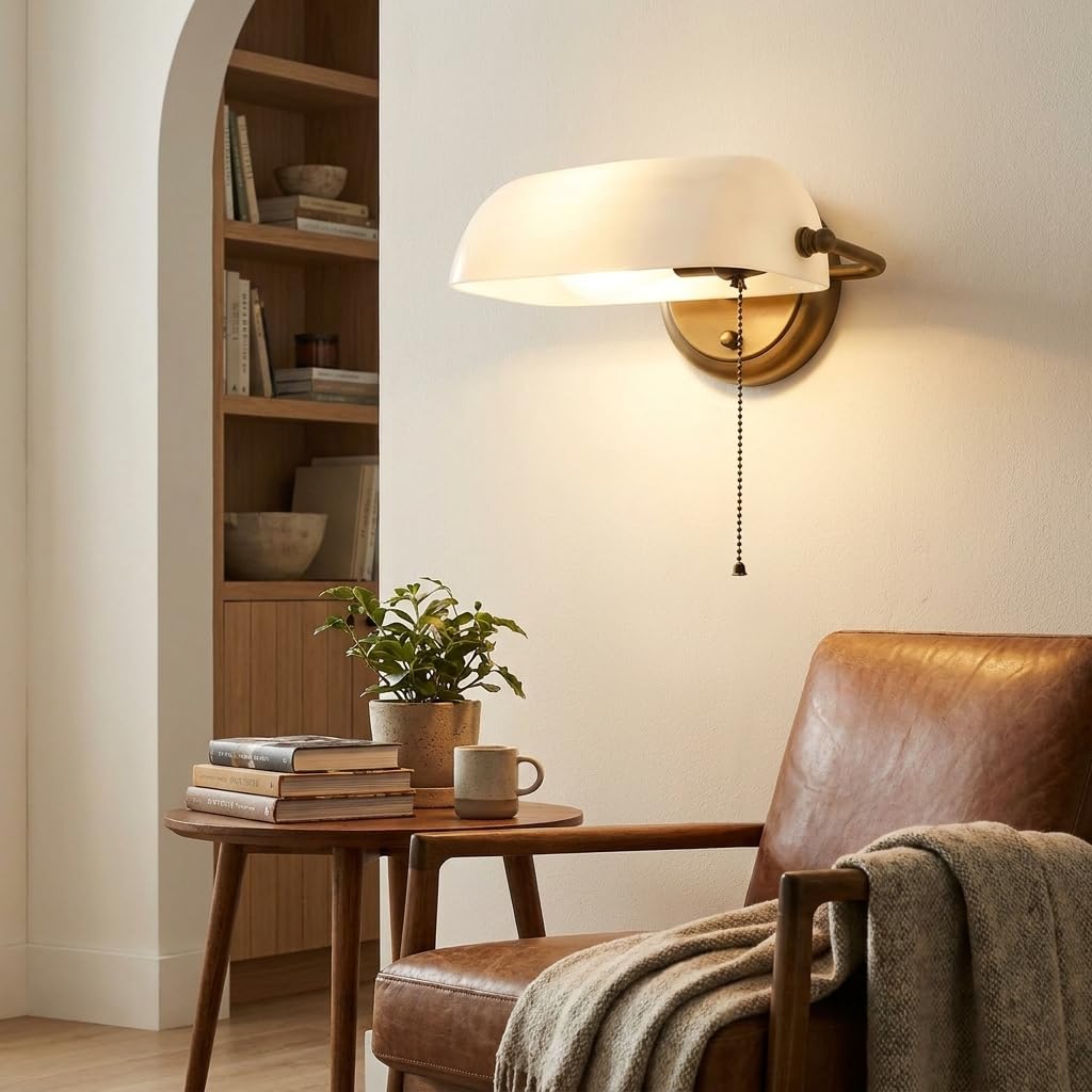 Applique da Parete Vintage “BANQUERO” con Paralume in Vetro Bianco, Base in Ottone Anticato, Paralume Orientabile, Interruttore a Catenella – Compatibile con Lampadina LED E27