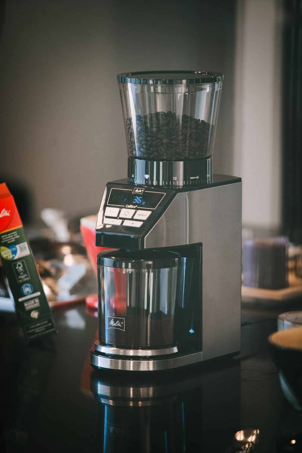 Melitta Calibra Kaffeemühle - Elektrische Kaffeemühle mit Kegelstahlmahlwerk für bis zu 375g Kaffeebohnen und integrierter digitaler Waage, 39 individuellen Mahlstufen, schwarz/Edelstahl