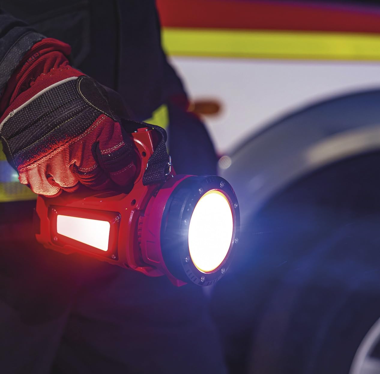 EMOS LED akumulatorowy reflektor ręczny do użytku na zewnątrz z paskiem do noszenia i stojakiem, super jasny 1000 lm, zasięg świecenia 500 m, czas świecenia 10-22 h, wodoszczelność IP44, odporny na