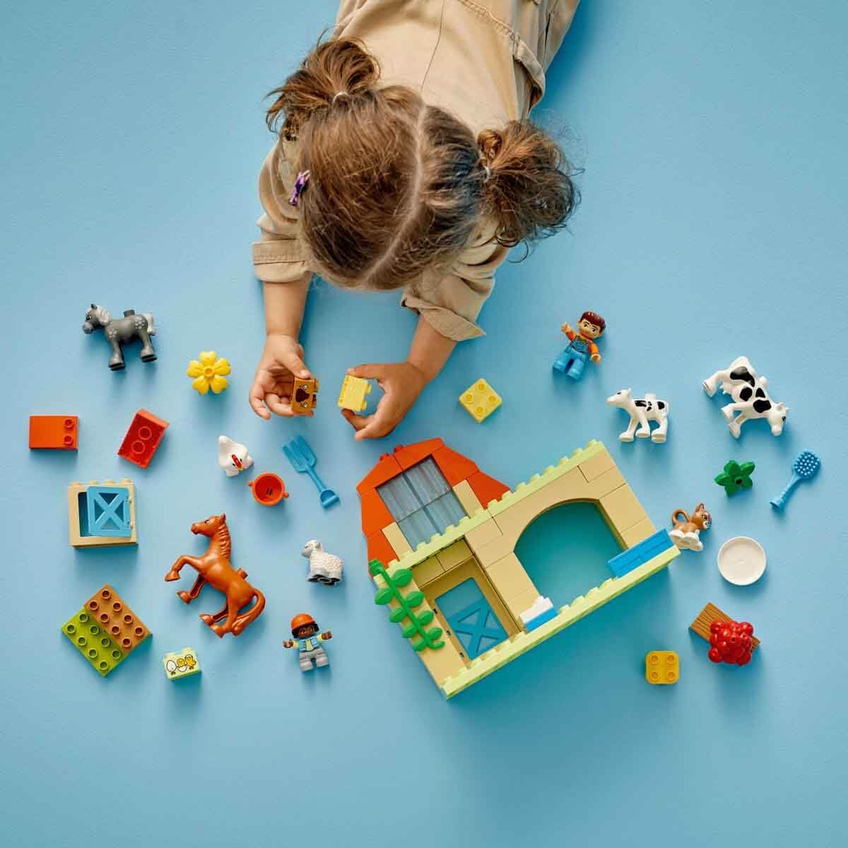 LEGO DUPLO Town Opieka nad zwierzętami na farmie, Zabawka Edukacyjna dla Dziecka z Figurkami Konia, Krowy, Owcy i Kota, Klocki Promujące Rozwój dla Małych Dzieci, Prezent dla 2-latka 10416