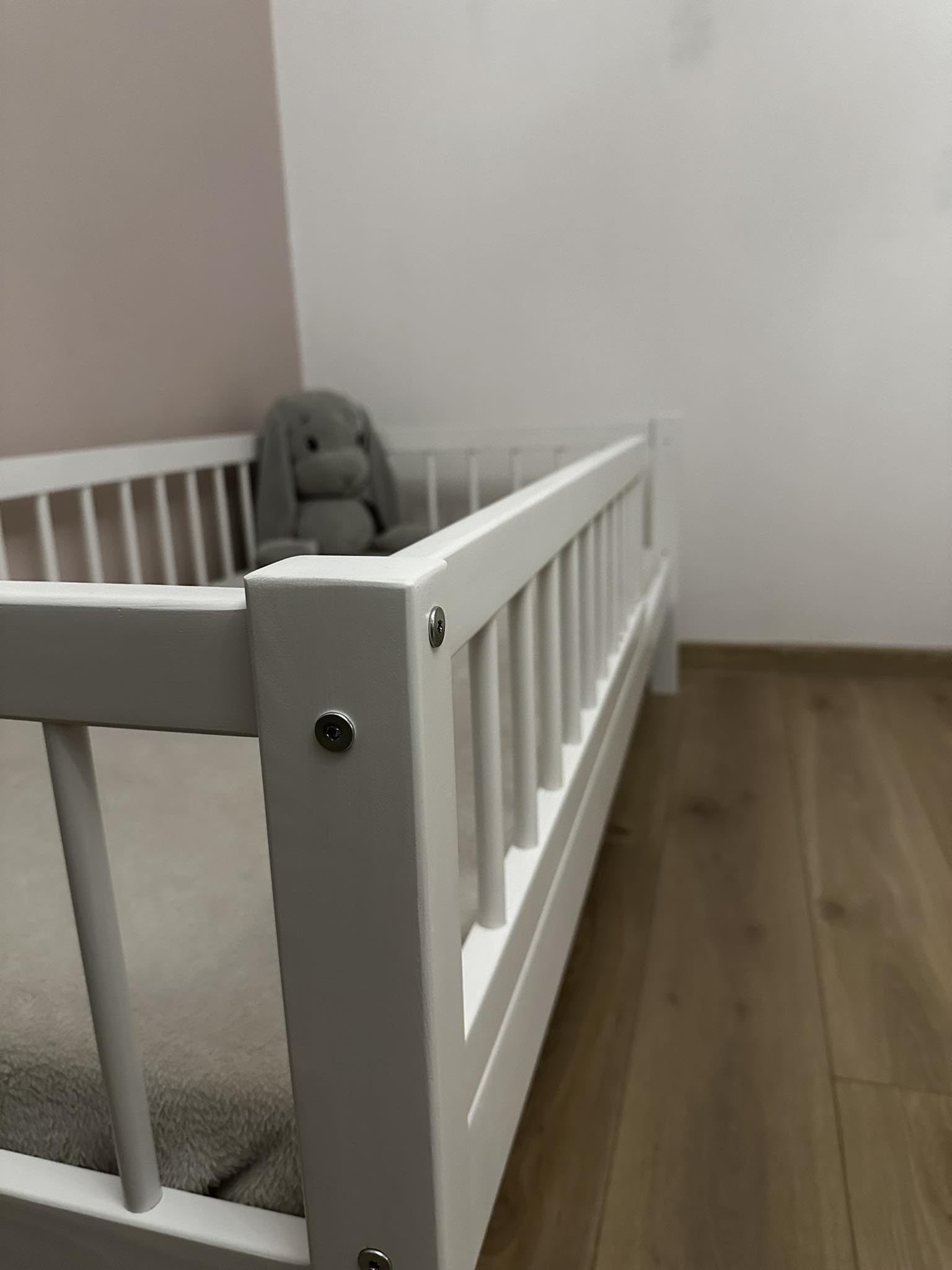 Alije Kinderbett Bett mit Rausfallschutz 60x120 Weiß NINA Lattenrost Bettgestell aus Kiefer Holz für Haus Kinder Jungen & Mädchen - Holzbett Baby Kinderzimmer Junge Deko