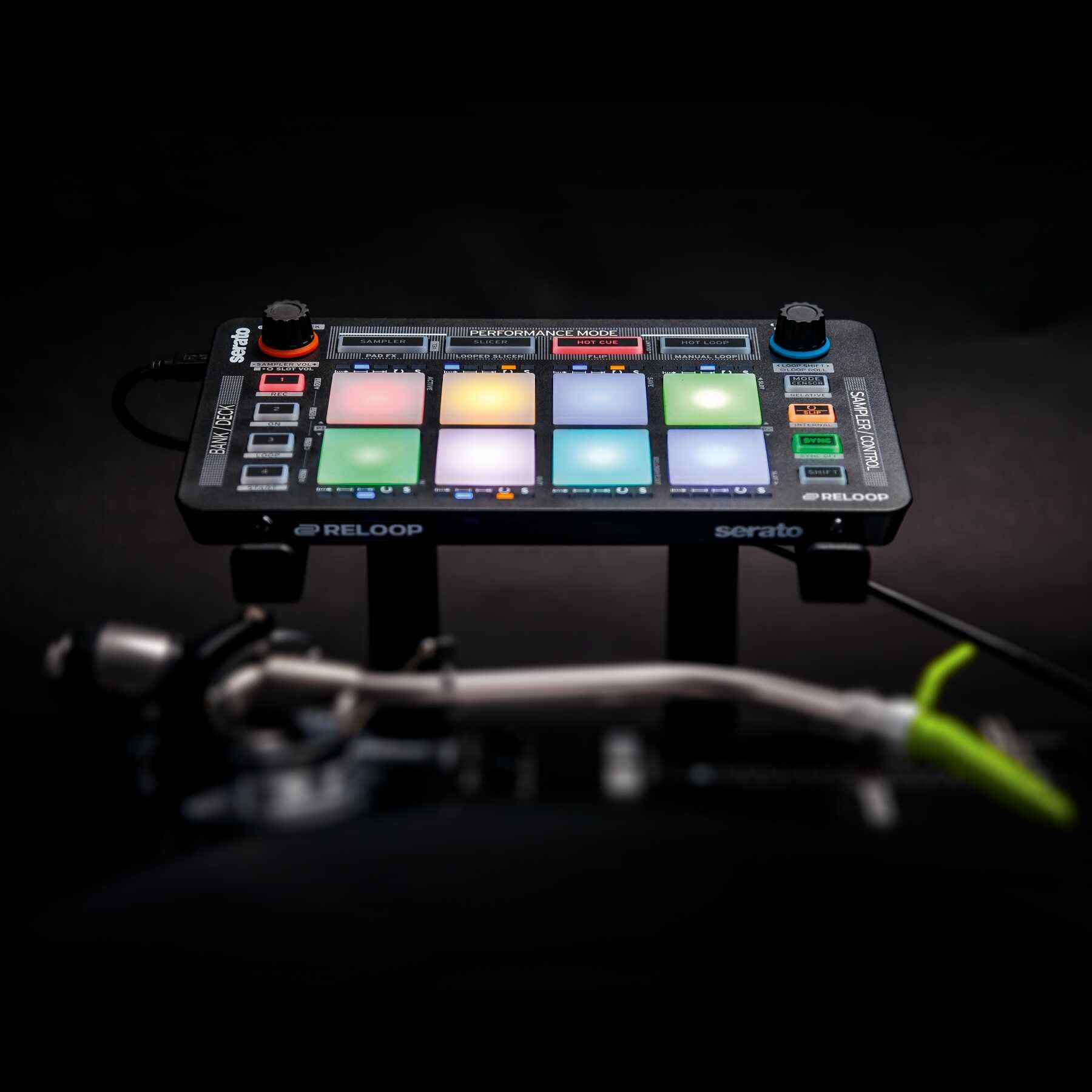 Reloop Neon - Contrôleur DJ USB supplémentaire avec pads de batterie de performance RVB sensibles à la vitesse, plug and play avec Serato DJ, (noir)