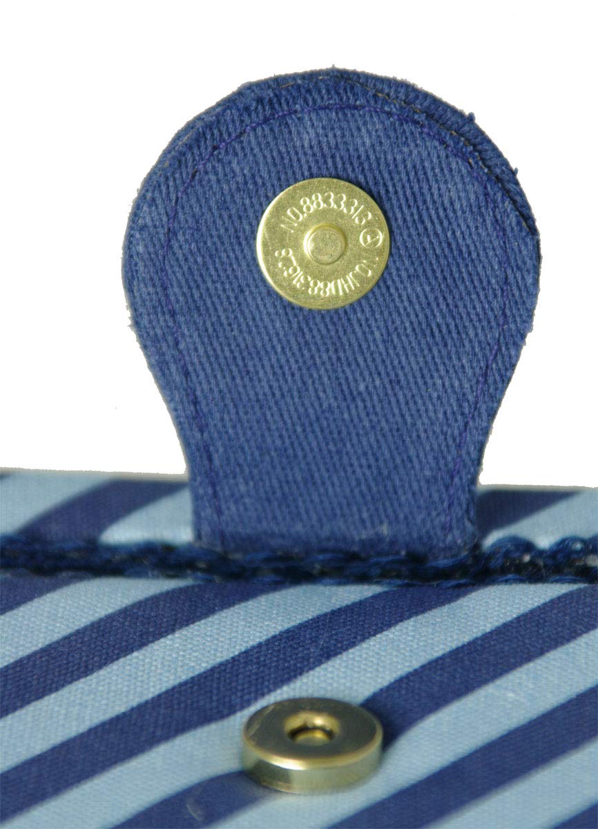Scatola da cucito media con scomparti in tessuto a righe blu con coperchio a cuore con bottone ricamato. 18,5x26x15 cm. Cucito in linea GA1112M
