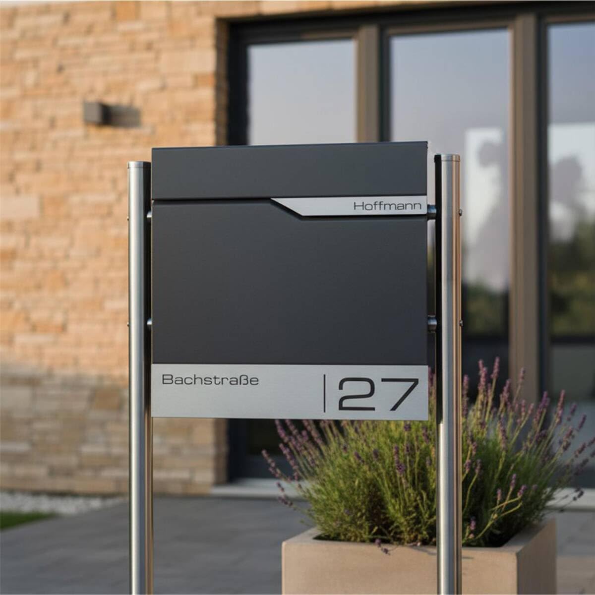Metzler Boîte aux Lettres sur Pied Anthracite avec Compartiment journaux – Plaque Nominative INOX personnalisée – Design Moderne, Acier thermolaqué étanche et résistant | Siebert