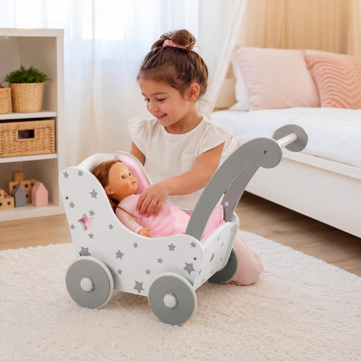 Bayer Chic 2000 Holz-Puppenwagen | Stars grau | Für Puppen bis 54 cm | Stabiler Puppenwagen aus Holz. Idealer Begleiter für Kleinkinder. Feste Schiebehöhe: 43 cm. Für Puppen bis 54 cm.