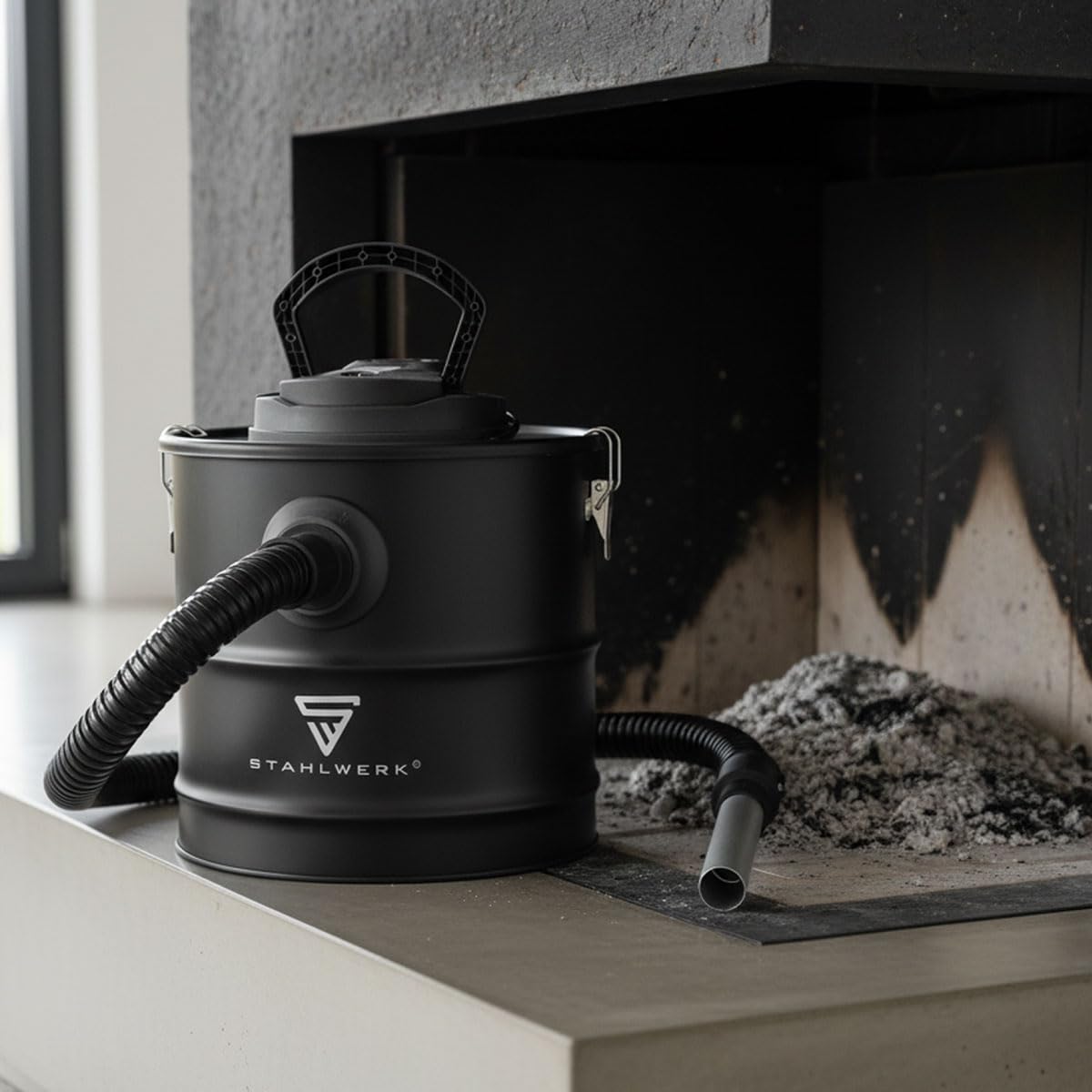 STAHLWERK Aspiratore per cenere – 1000 Watt di potenza, grande serbatoio da 20 litri, aspirapolvere per camino con filtro HEPA e funzione di soffiaggio, per ceneri fredde, forno, barbecue e officina