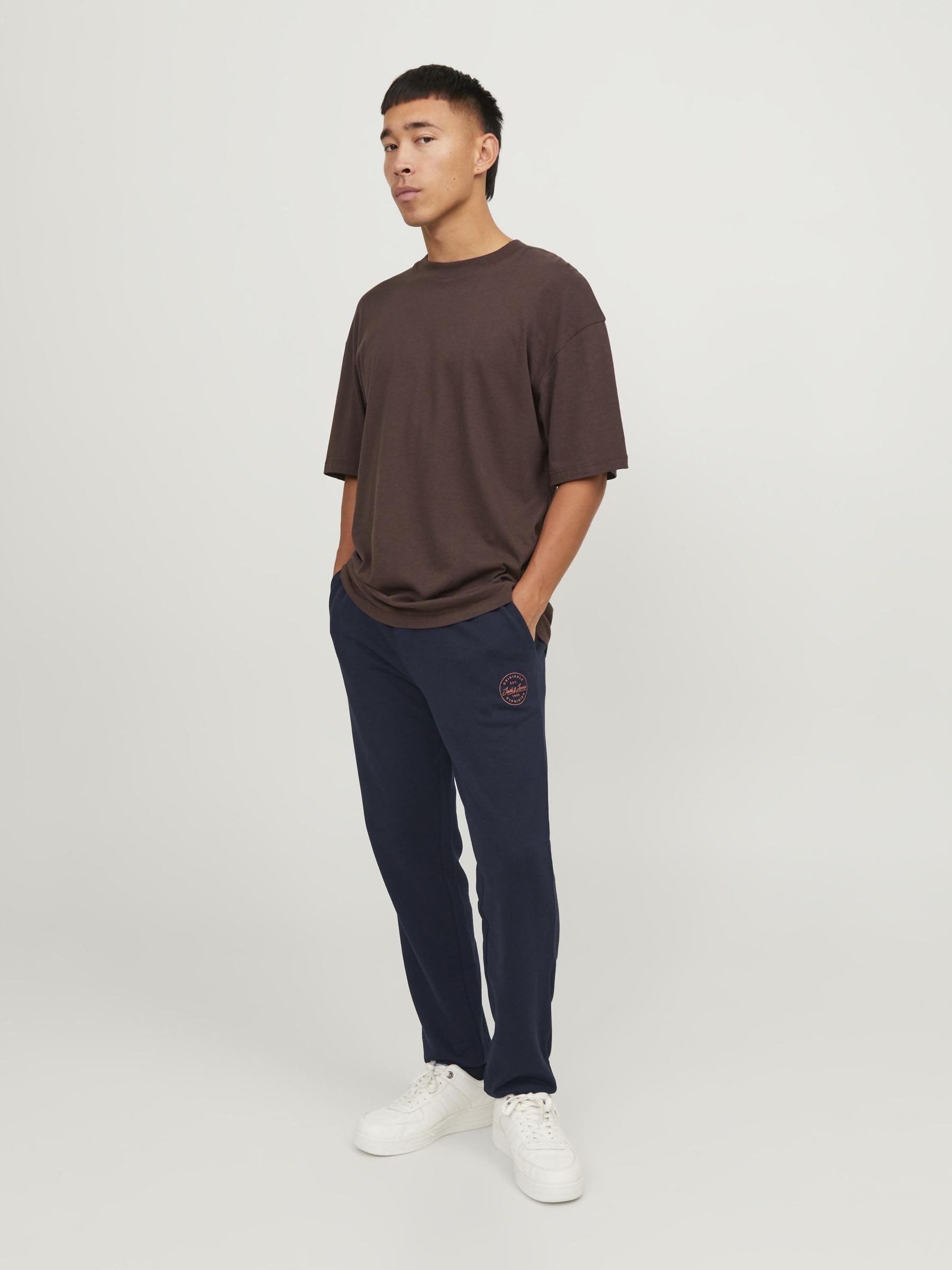 Visiter la boutique JACK & JONES JACK & JONES Pantalon de survêtement Pantalon de survêtement Regular Fit in use