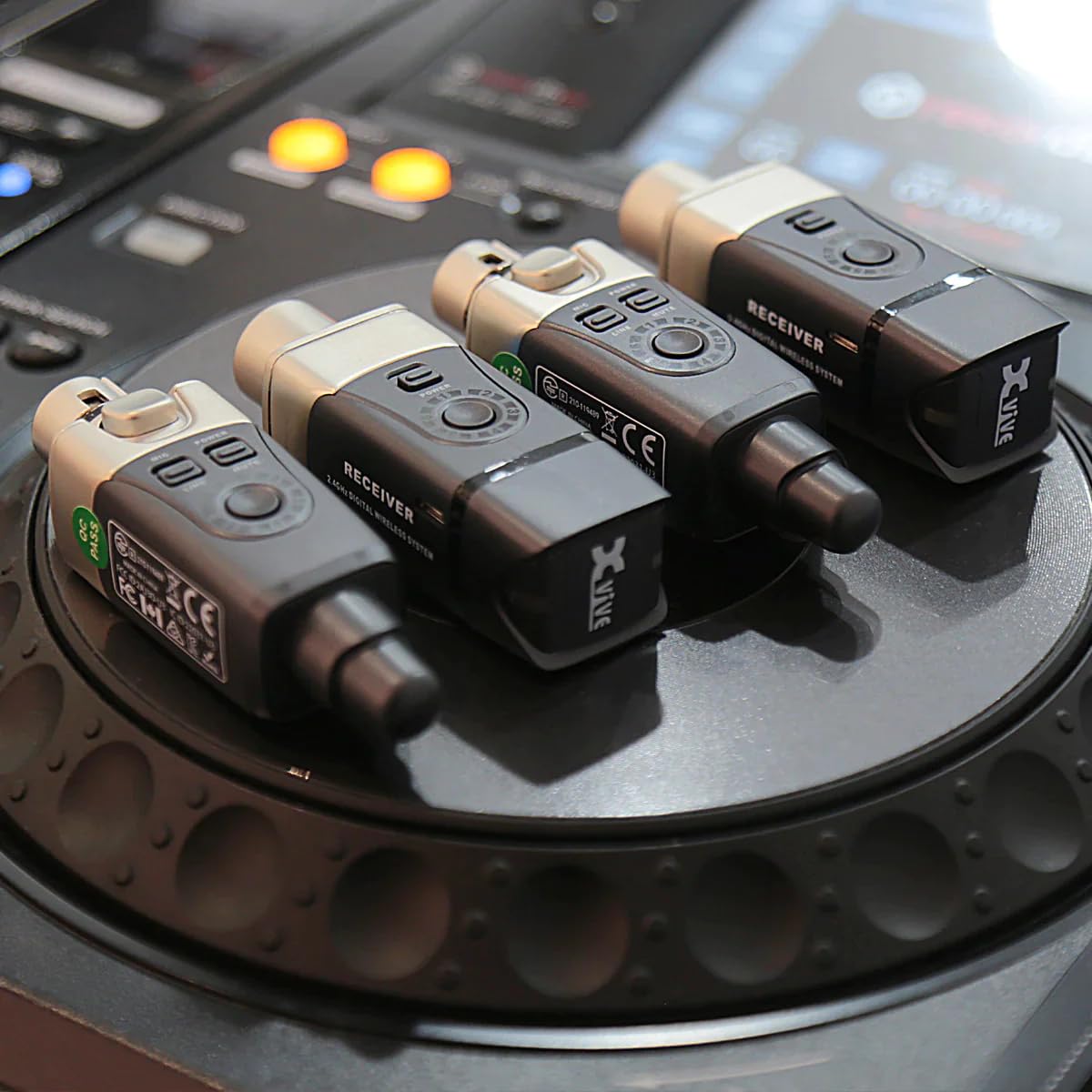 XVIVE U3D - Sistema di Collegamento per Microfono Wireless, Include 2 Trasmettitori e 2 Ricevitori per Connessione Stereowireless tra Mixer Audio e Speaker, Banda di Frequenza 2,4GHz, Copertura 20m