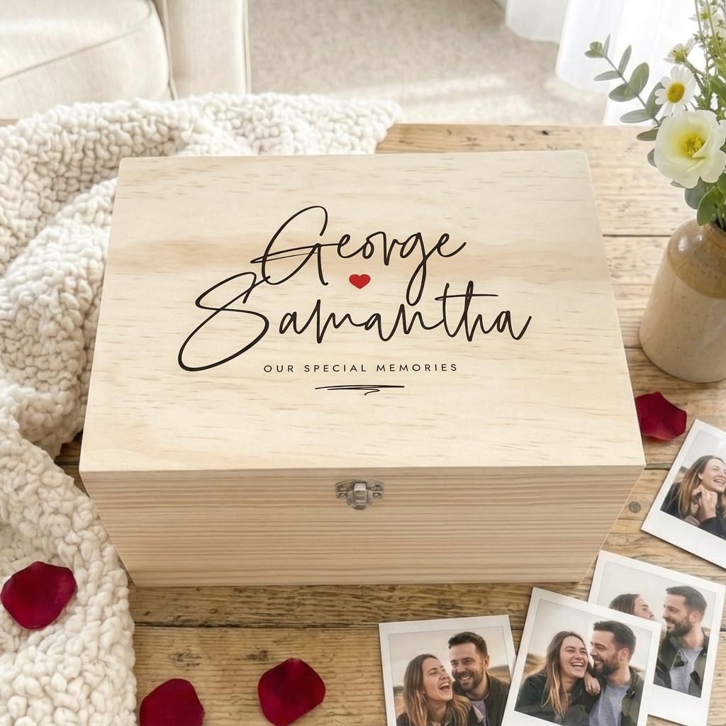Caja de recuerdos personalizada con nombres de parejas | Regalo de aniversario de madera | Caja de madera personalizable con nombres | Caja de recuerdo de boda | Bisagras y cierre de metal | 26 cm de