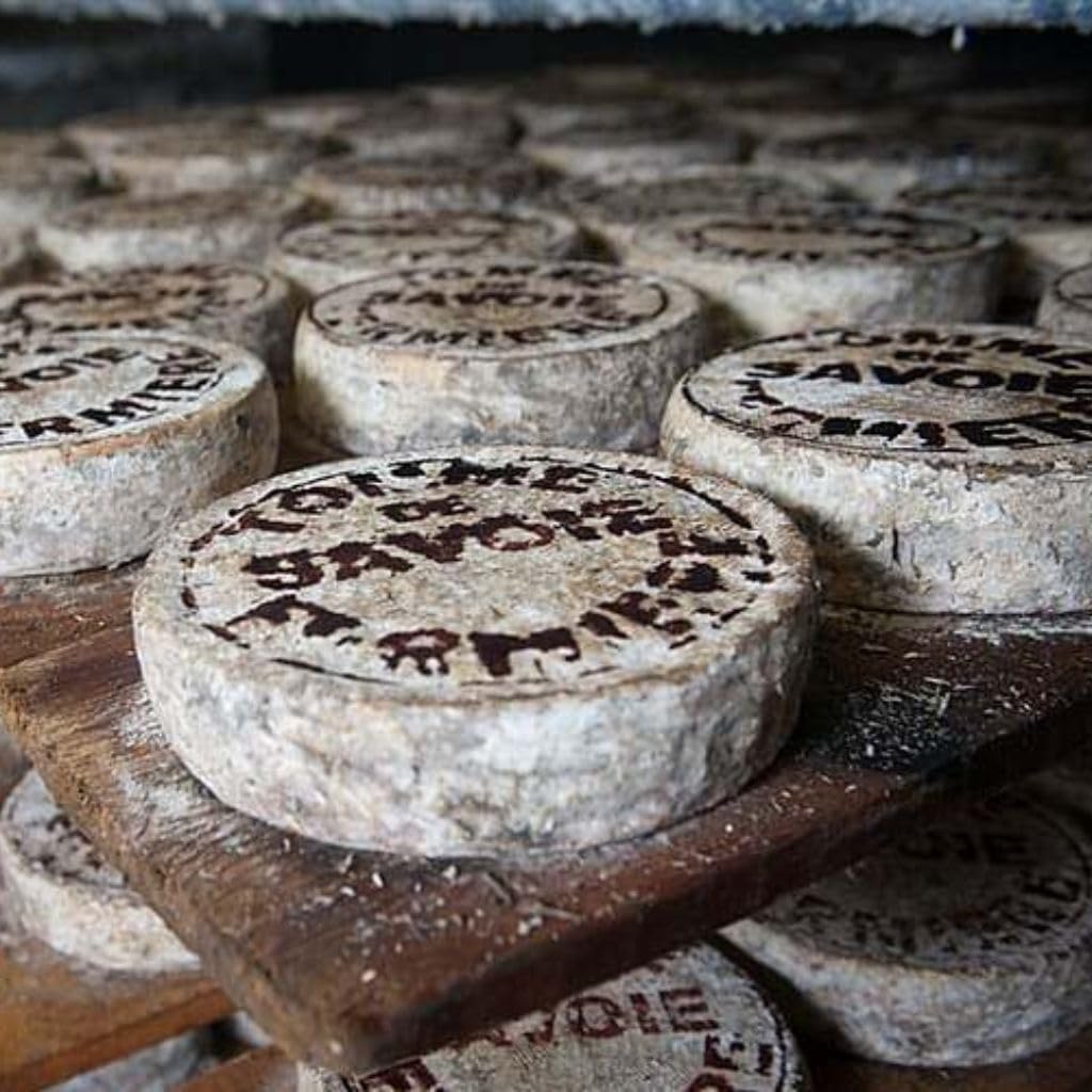 Tomme de Savoie IGP Fermière - 1 Pièce (+/- 1,5kg) - Fromage Savoyard Authentique au lait Cru de fabrication Artisanale - Pâte préssée affiné 3-4 mois - Texture souple et Fondante.