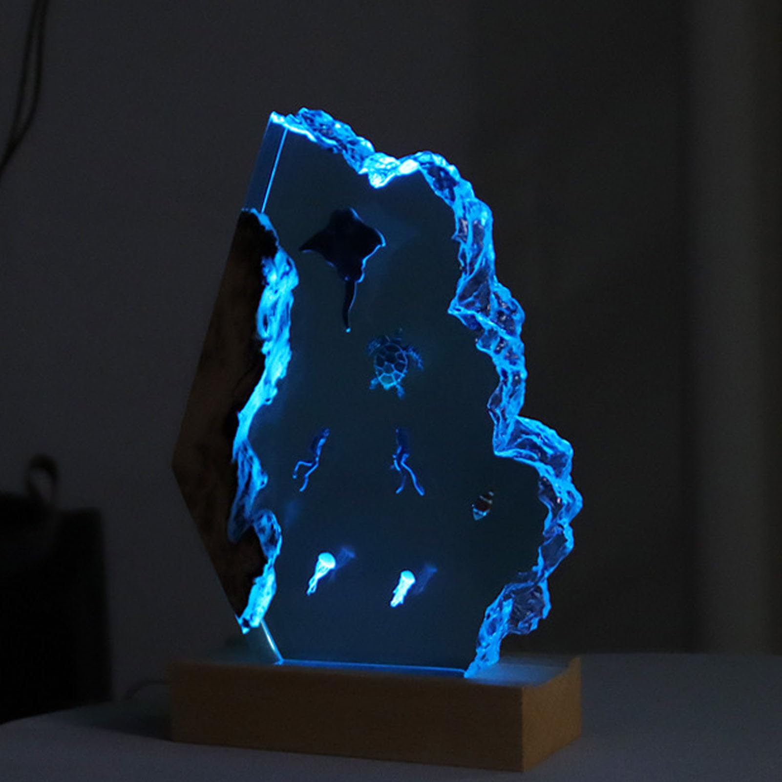 Dekorative Ozean-Skulptur mit Leuchte, 3D-Nachtlicht aus Kunstharz in Form eines Ozeantauchers, LED-Ozeanlicht. Inklusive USB-Kabel und Holzsockel, 22 x 17 cm