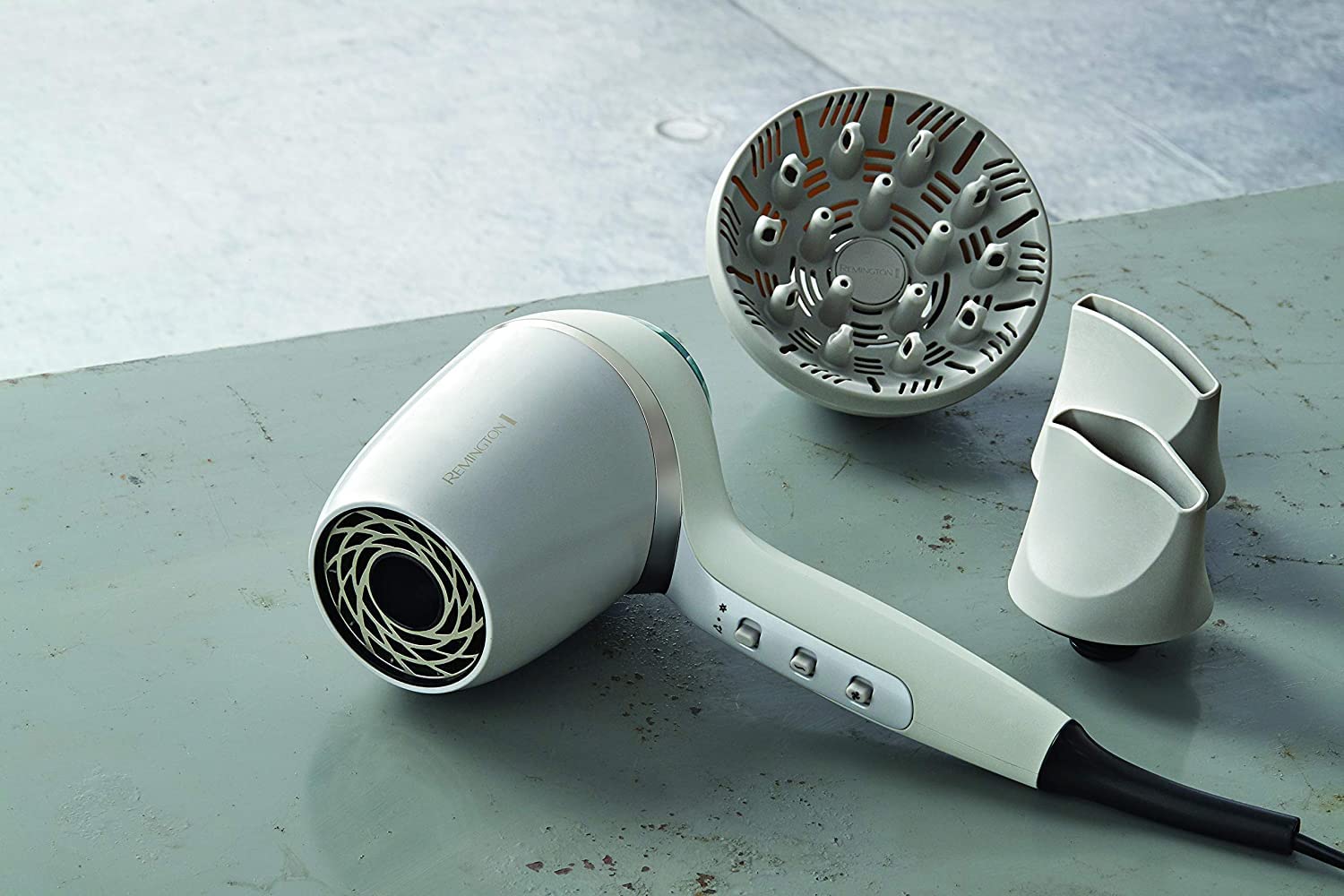 Remington Haartrockner Ionen [kompakt & Leistungsstark & Schonend] Hydraluxe Pro (Digital Motor, 2400W, 160km/h, 3 Stylingaufsätze,Hydracare Sensor Technologie - Schutz Vor Hitze-Schäden) EC9001