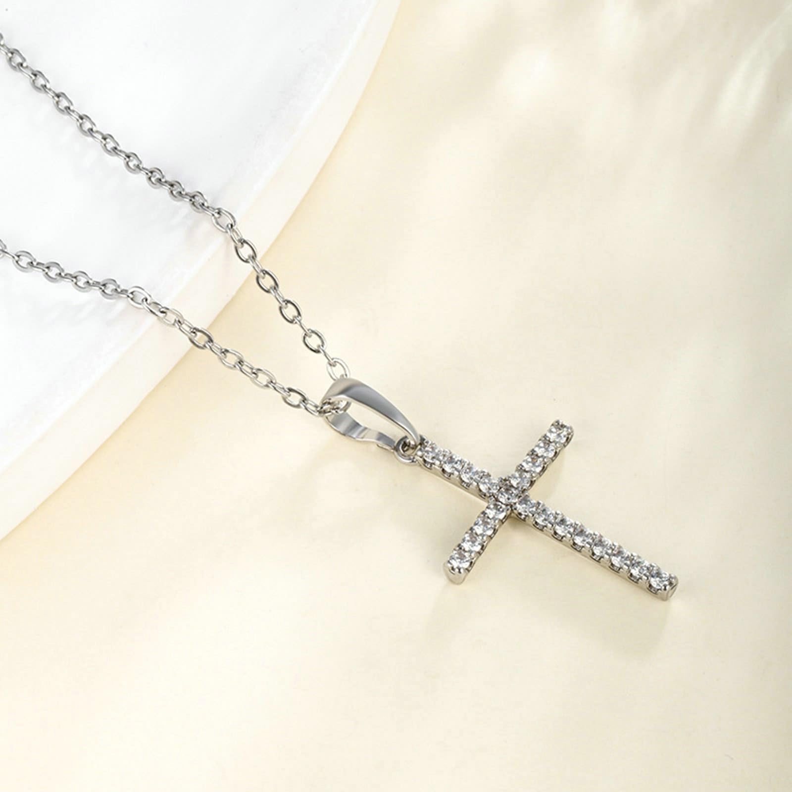 Naszyjnik białe złoto 18K Au750 z moissanit, zawieszka w kształcie krzyża 45 cm