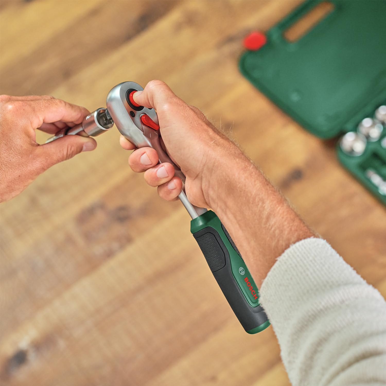 Bosch Clé à cliquet 1/2" (polyvalente ; couple jusqu'à 768 Nm ; bouton de verrouillage ; inverseur intuitif ; col incurvé ; Softgrip ergonomique)