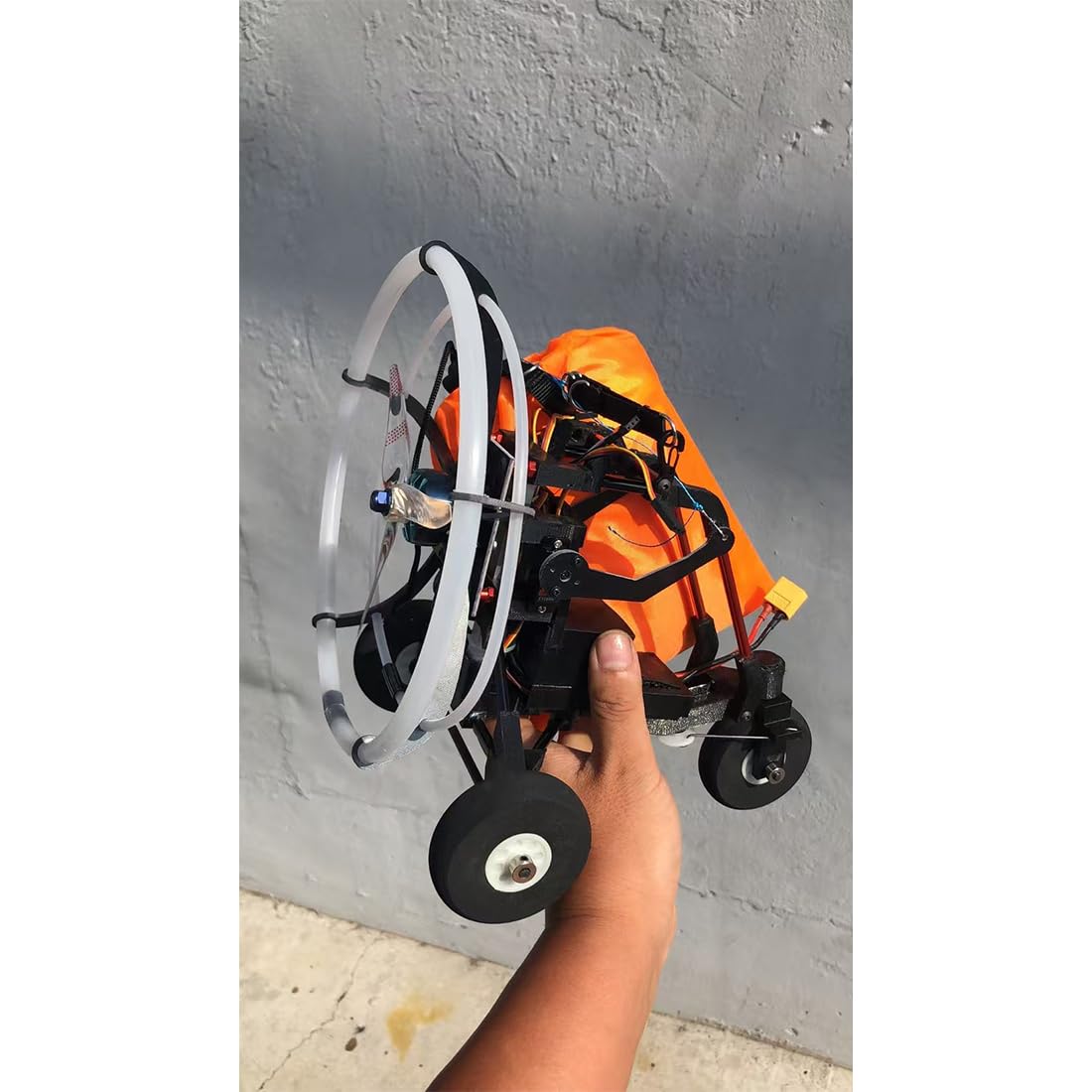 Mini parapente eléctrico de acrobacias a control remoto de 2.4 G, parapente de vuelo acrobático de alta altitud de 150 cm con carrito con ruedas y color de tela de paraguas aleatorio, regalo ideal