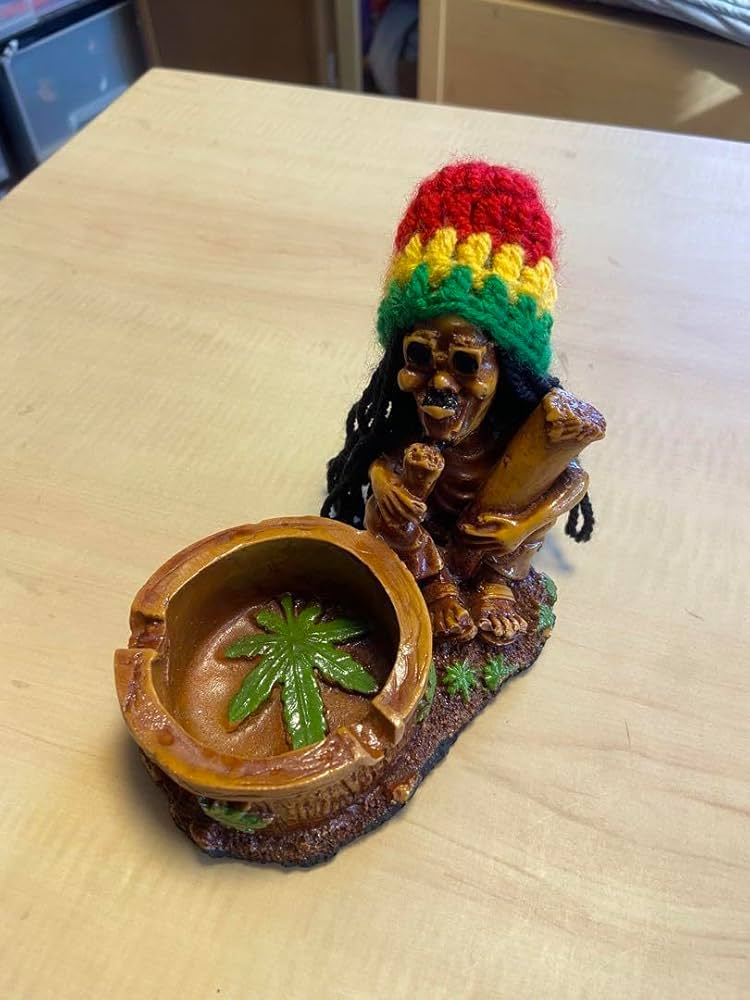 【海外購入品】ボブマーリー　灰皿　マリファナ Amazon.co.jp: 海外購入品ボブマーリー 灰皿 マリファナ : ファッション