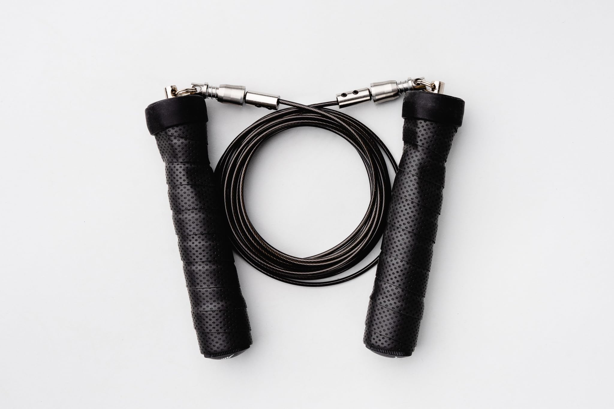 Corda per saltare di alta qualità: connessioni rapide con clip, cavo in acciaio rivestito in PVC regolabile, comode maniglie ergonomiche in schiuma nera, per fitness, boxe, cardio, cross