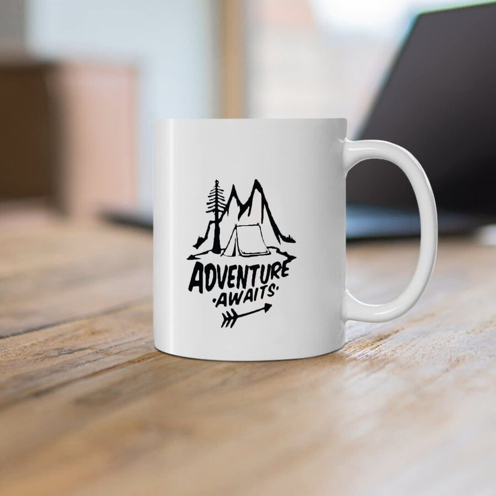Tazza Bianca In Ceramica “And So The Adventure Begins” – 311 Ml, Regalo Perfetto Per Chi Parte