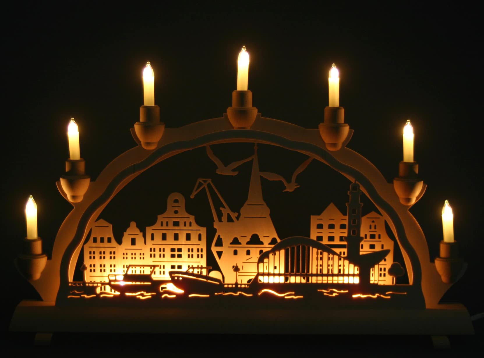 Schlick & Türk Schwibbogen Rostock/Warnemünde - Stadtmotiv - 51cm, 7 Kerzen + Vorbeleuchtung - Feine Handarbeit aus dem Erzgebirge - Weihnachten erzgebirgischer Lichterbogen