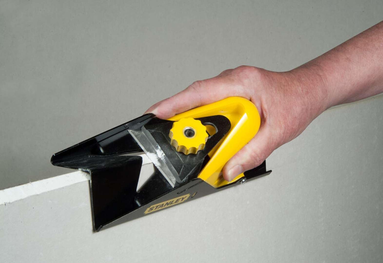 STANLEY STHT1-05937 Raboteuse pour cloisons sèches - corps en acier zingué robuste - profondeur de coupe réglable - profil ergonomique - livré avec une lame