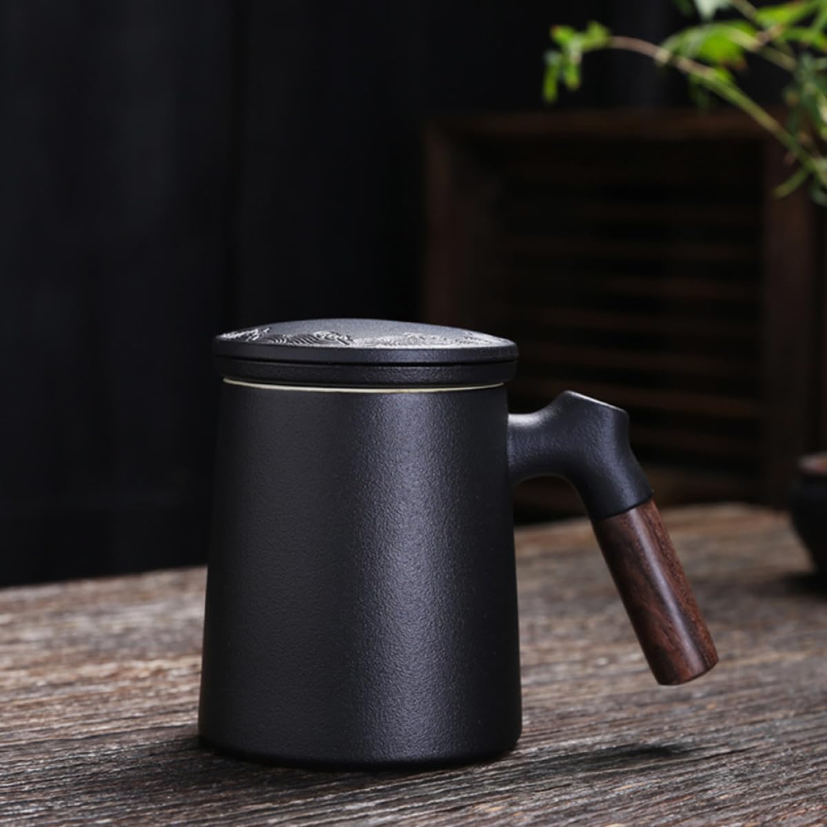 Tasse à thé en céramique avec filtre et couvercle, tasse de bureau personnelle noire pour séparation du thé, tasse à eau et à lait en porcelaine 350 ml adaptée pour l'infusion de feuilles en