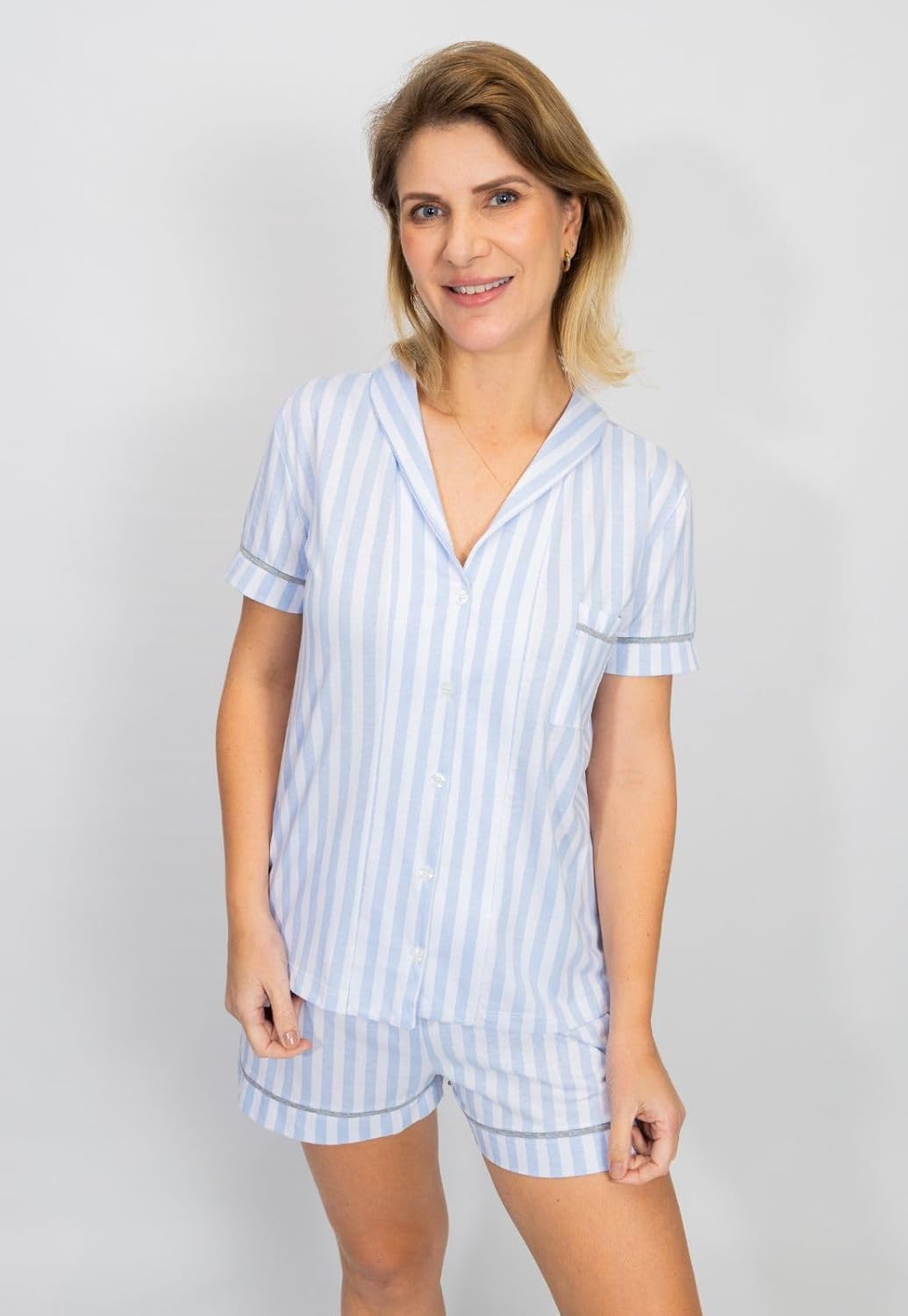 Pijama Algodão Feminino Curto Americano Manga Curta com Botão Botões Verão Adulto indicado Gestante Amamentação e Pós cirúgico – Azul listrado em promoção! Veja a oferta e mais achadinhos de Moda íntima 2 Hoje é o melhor dia para comprar Pijama Algodão Feminino Curto Americano Manga Curta com Botão Botões Verão Adulto indicado Gestante Amamentação e Pós cirúgico – Azul listrado com aquele preço maroto! Promoção! Aproveite a oferta! 2